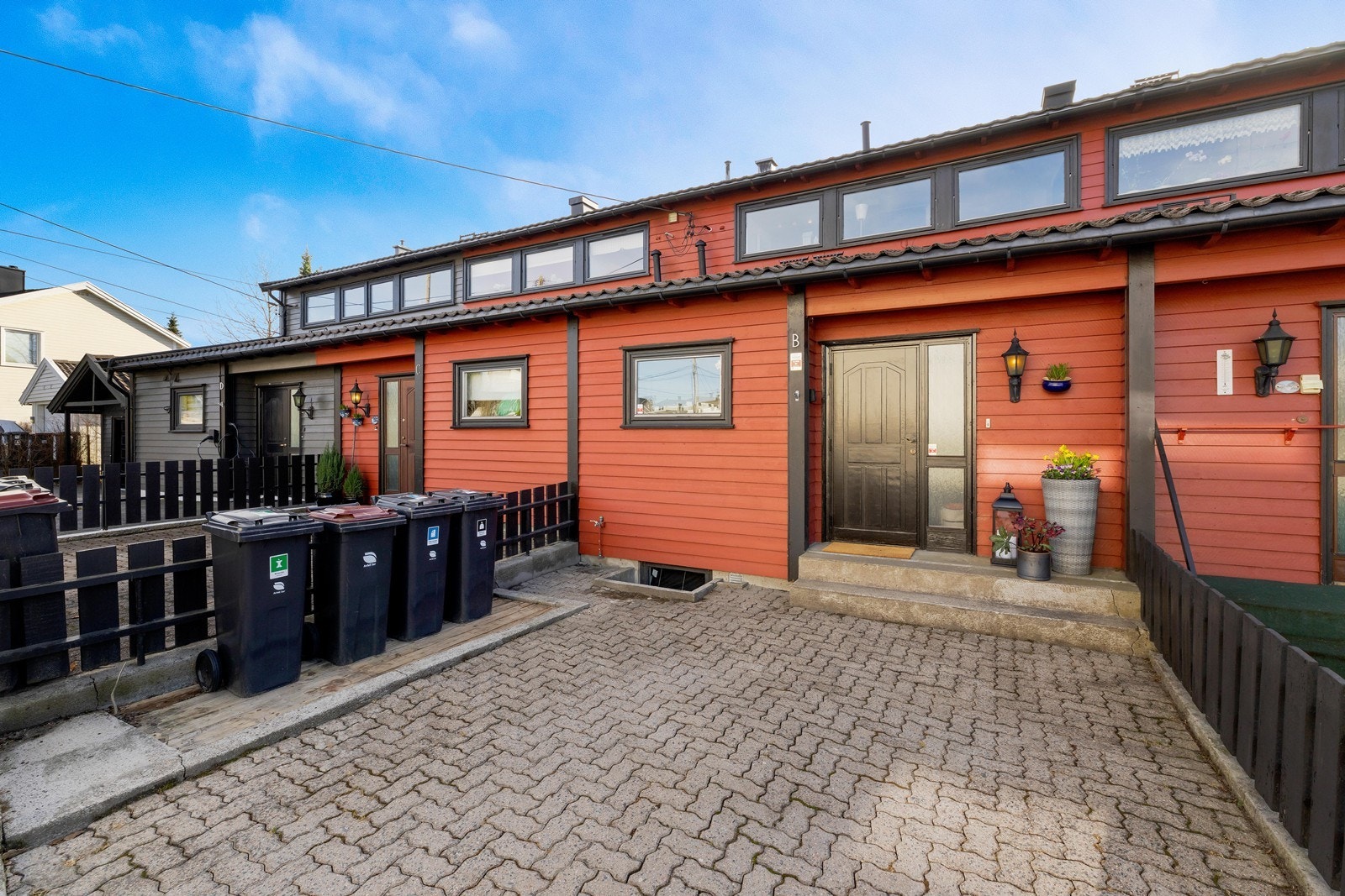 Inngangsparti med plass til å parkere bil på fremsiden. Galleribilde