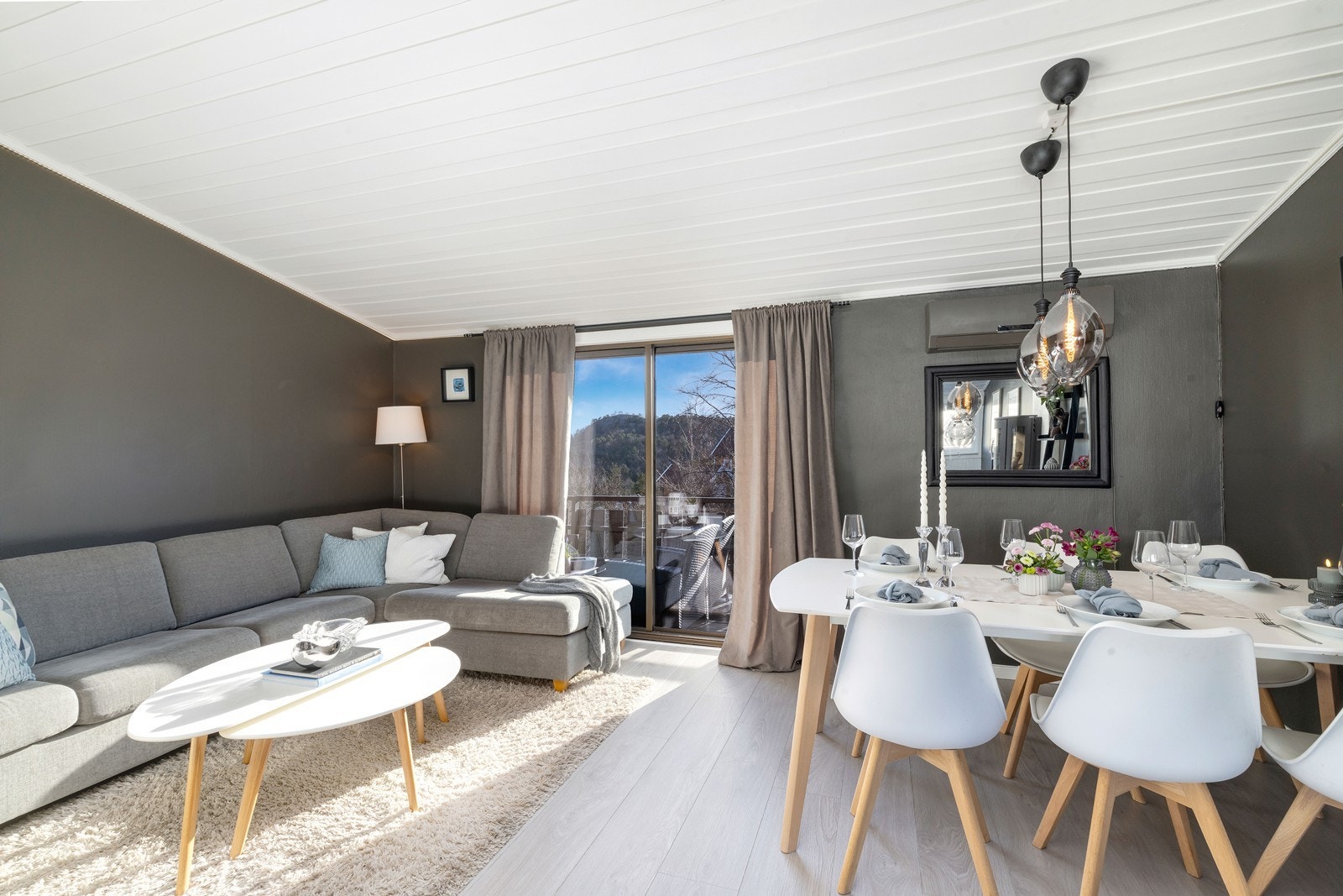 Stor stue med god takhøyde i hovedetasje. Galleribilde