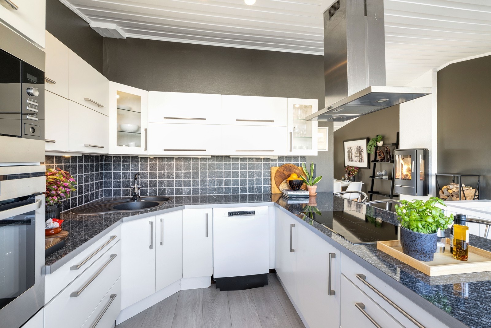 Romslig kjøkken som har godt med skap og benkeplass. Galleribilde