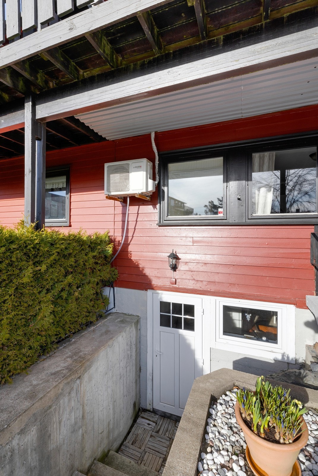 Inngang til underetasje som ikke er godkjent til varig opphold. Galleribilde