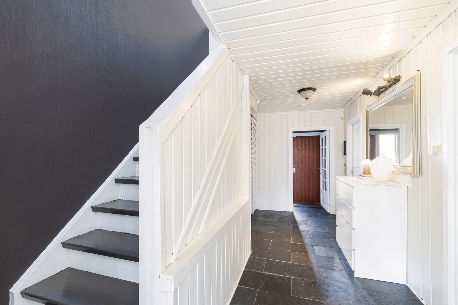 Vindfang, gang med plassbygget skap. Galleribilde