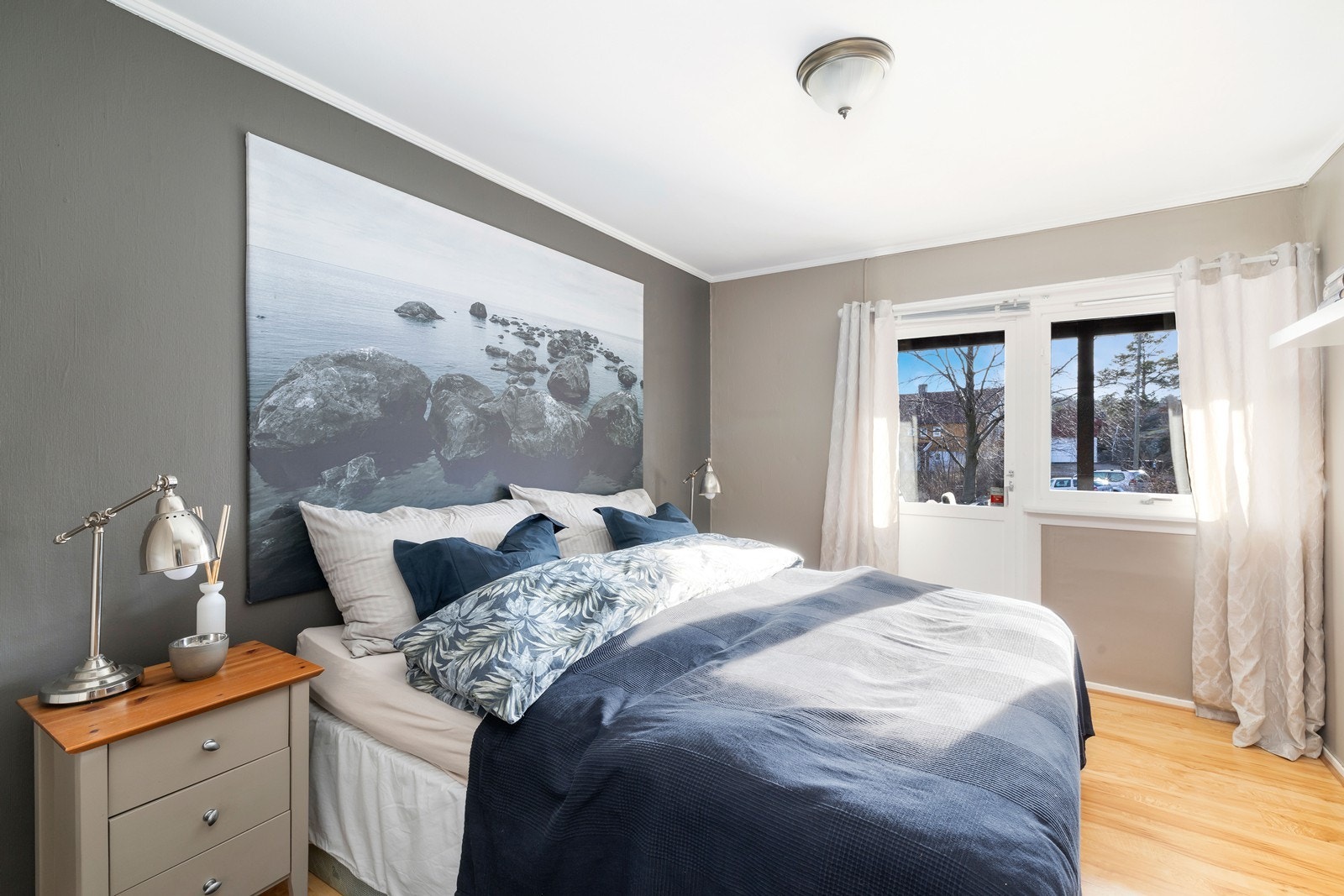 Fra soverom 3 er det utgang til stor solrik terrasse og hage. Galleribilde