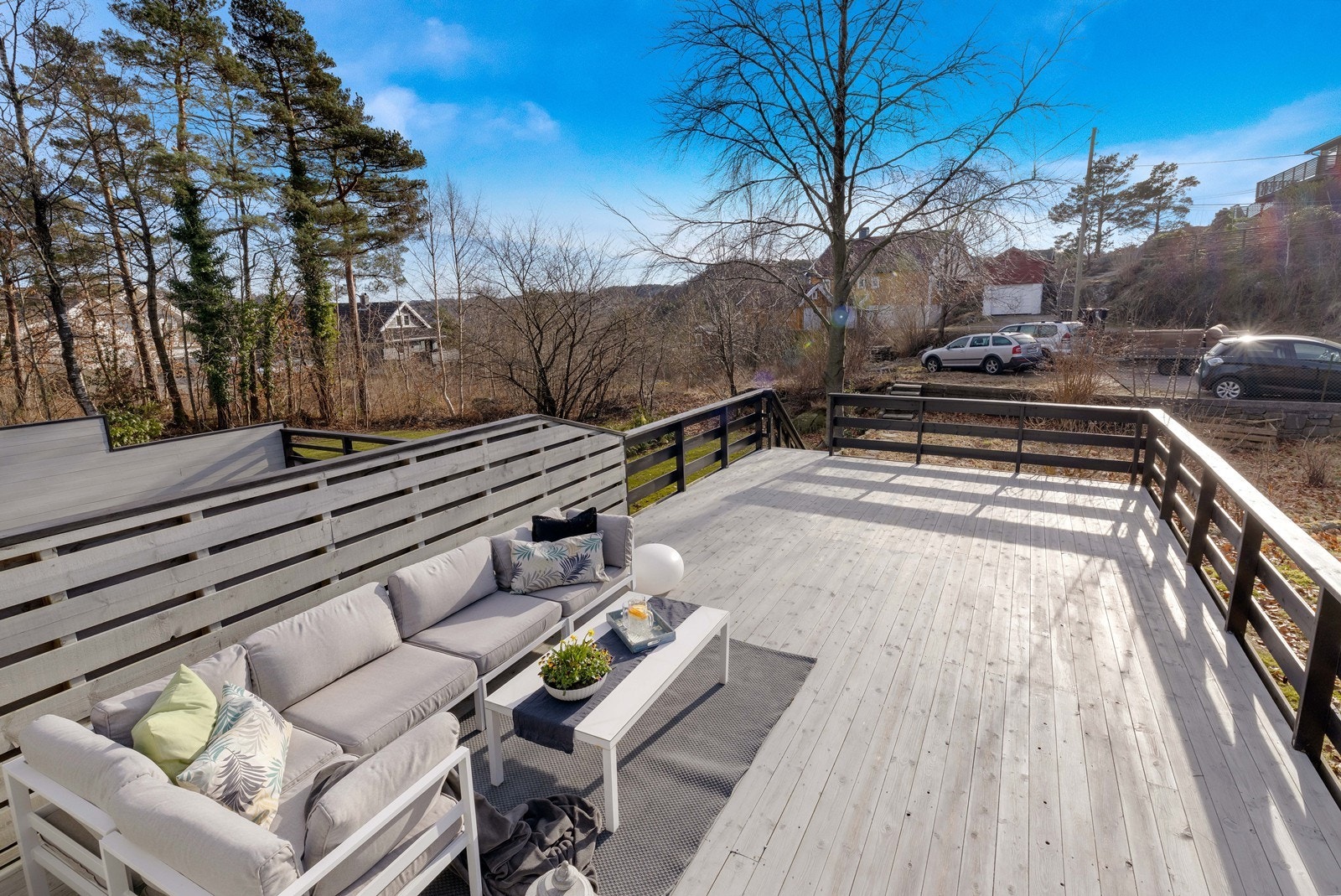 Pent rekkehus over 3 etasjer. Stor solrik terrasse og hage. P.plass på tomt. Galleribilde