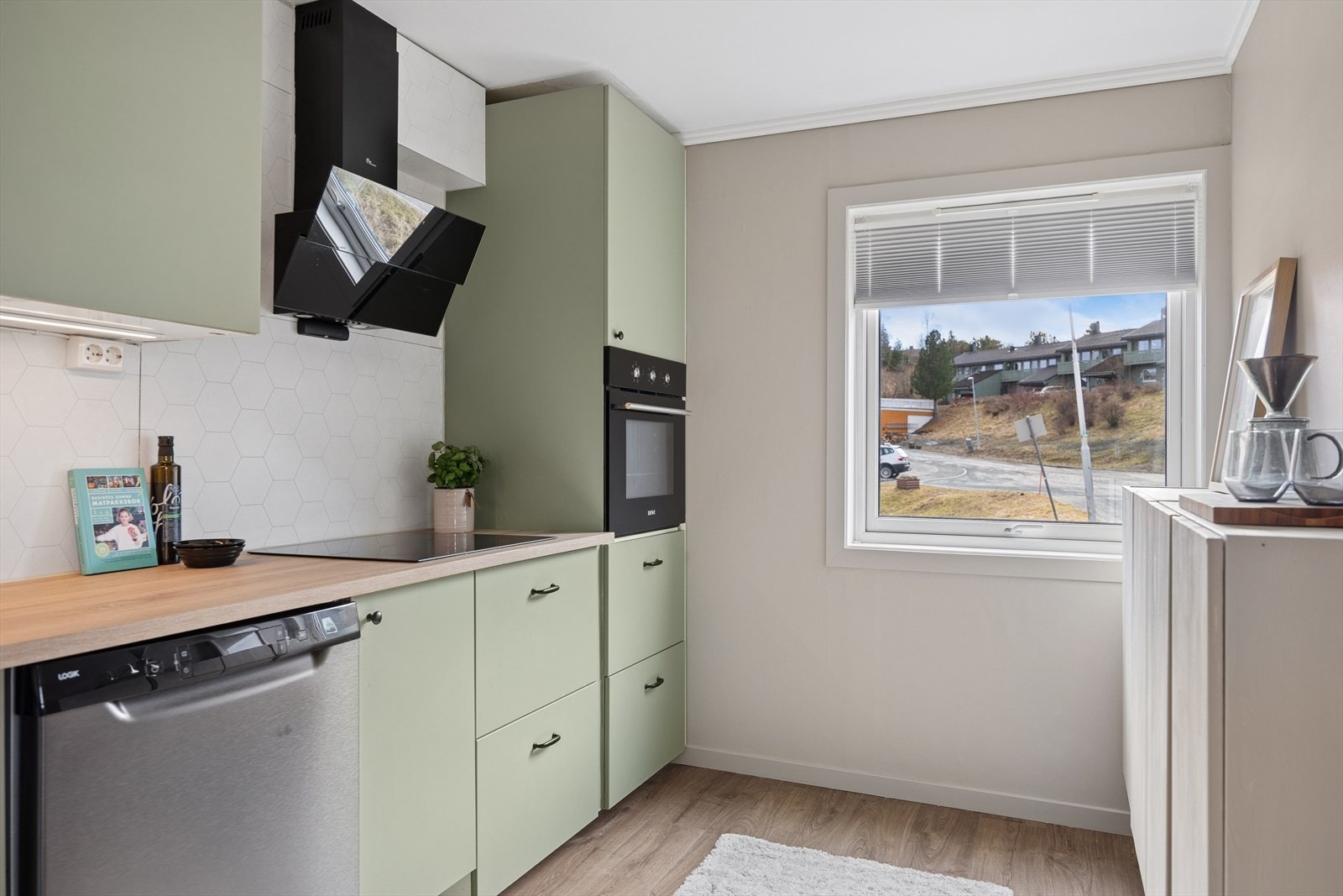 Kjøkkenet har en praktisk utforming, godt utnyttet med over- og underskap. Det er medfølgende hvitevarer i form av kjøleskap, stekeovn, platetopp og oppvaskmaskin. Galleribilde