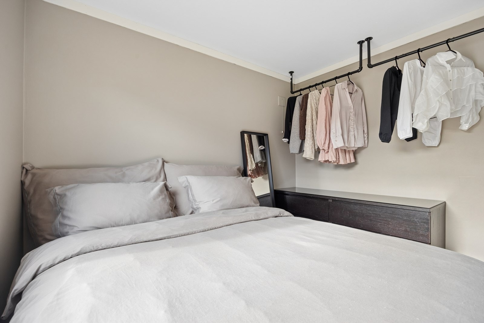 Soverommet har praktiske klesstenger montert i taket, perfekt for enkel og oversiktlig oppheng av klær. Galleribilde