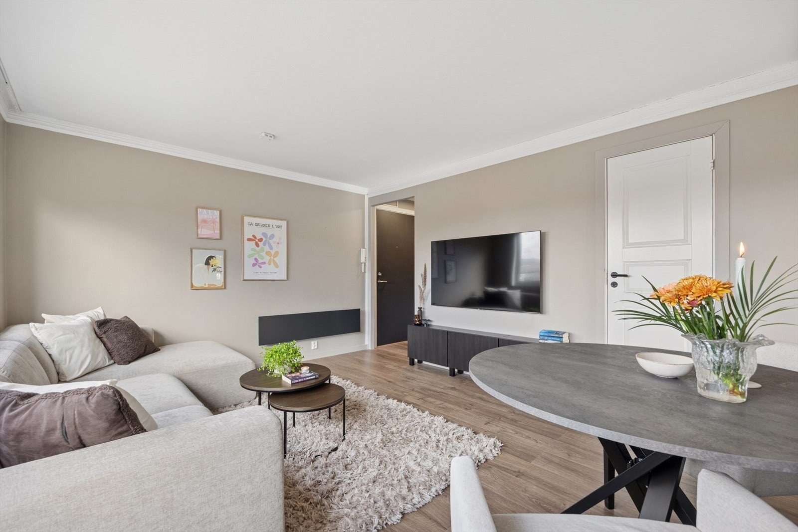 Innvendig fremstår leiligheten innbydende, med 1-stavs gulv og tidløse fargevalg på vegger. Galleribilde