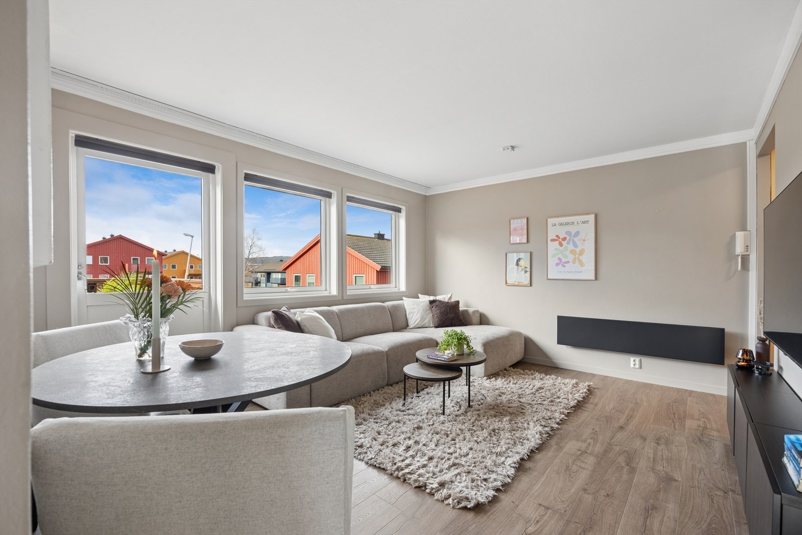 Stuen på 14,7 kvm fremstår som lys og luftig, med generøse vindusflater mot vest som slipper inn rikelig med dagslys. Galleribilde