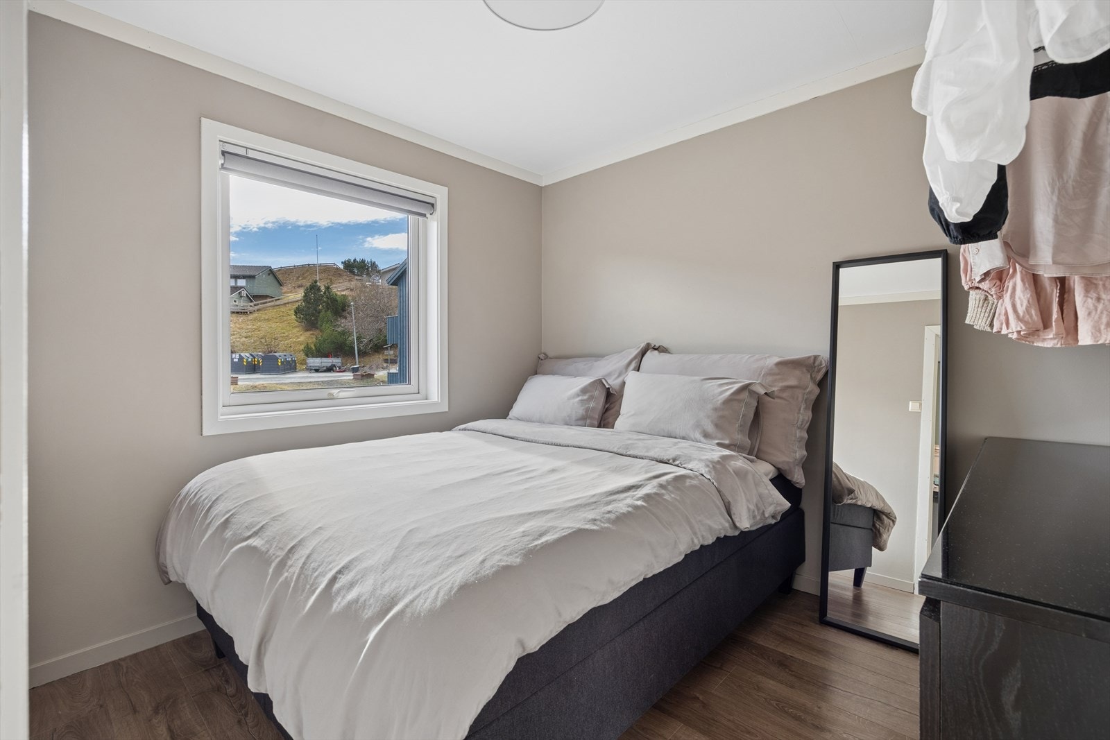 Soverommet måler 7 kvm med god plass til dobbeltseng og nattbord. Galleribilde