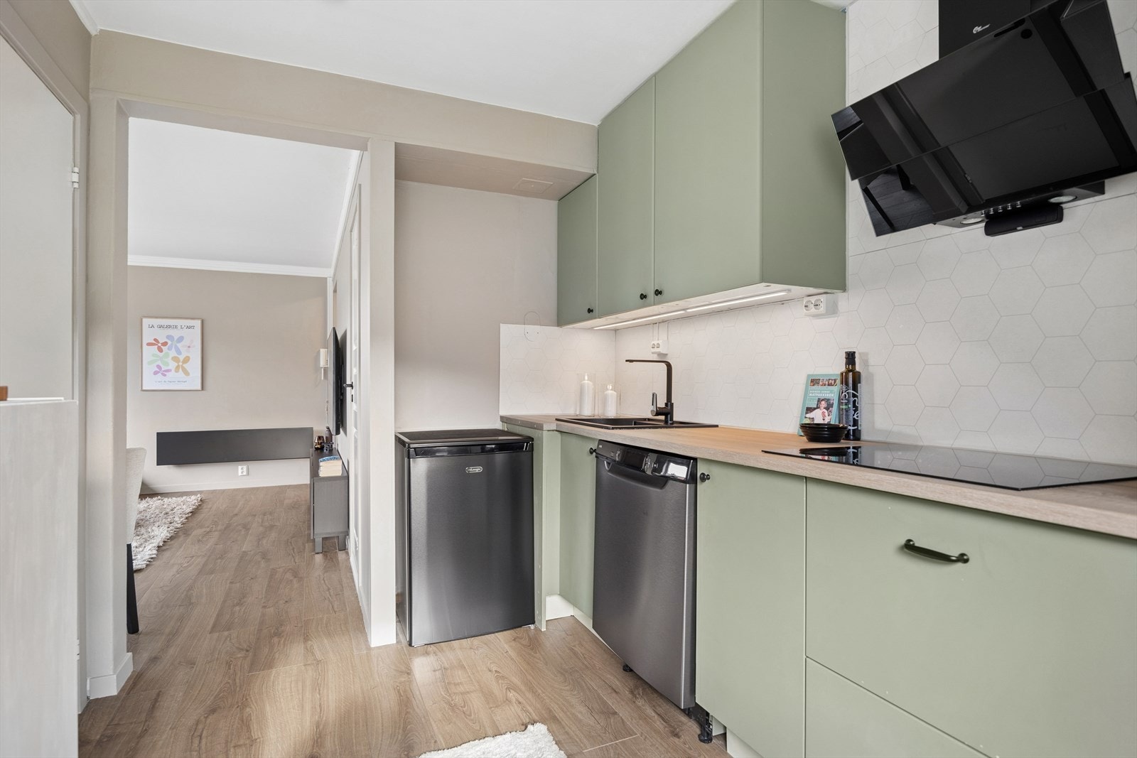 Innredningen er malt i en dus grønnfarge som gir rommet et naturlig og avslappende uttrykk. Galleribilde