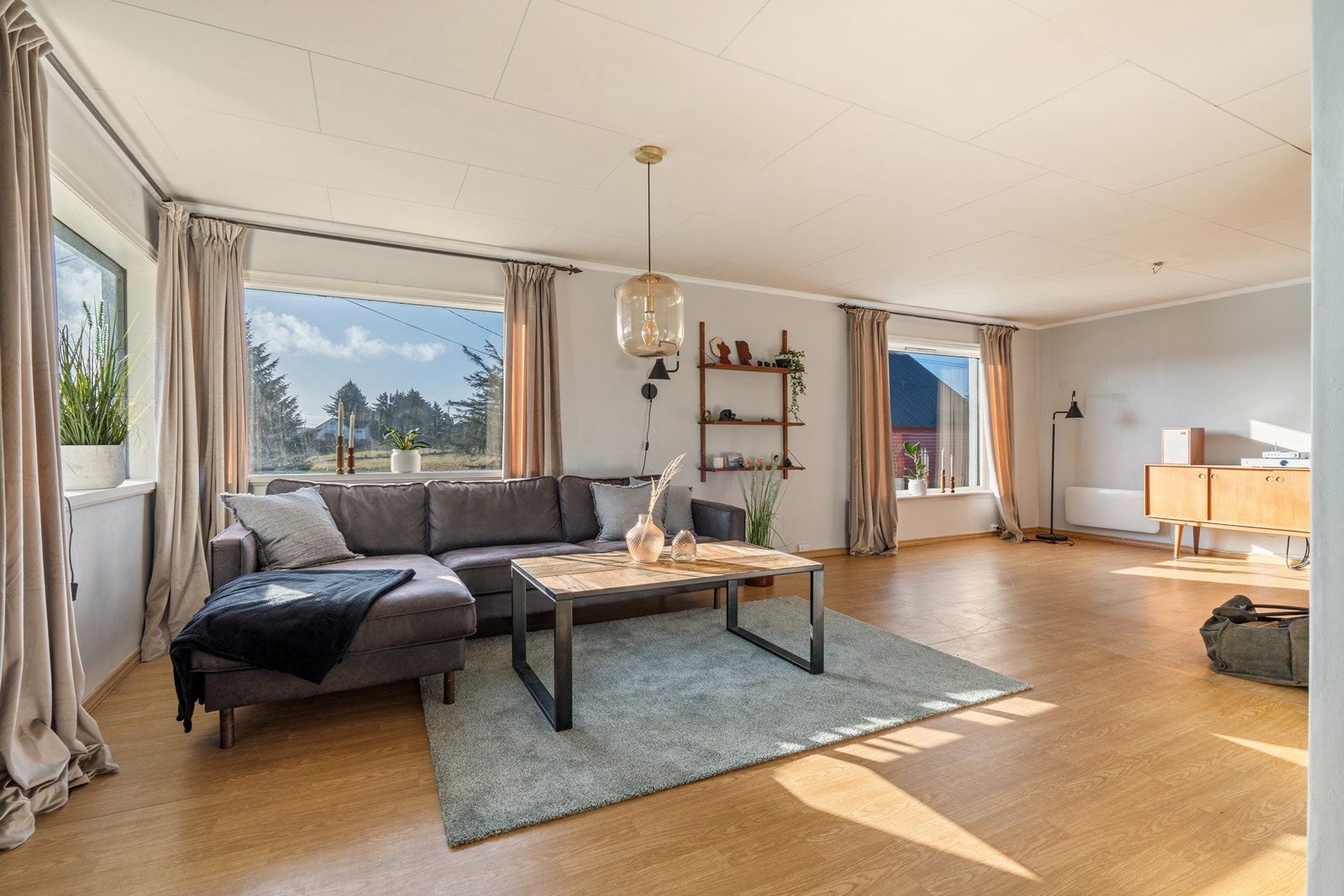 - Trivelig og romslig stue med godt lysinnslipp - Galleribilde