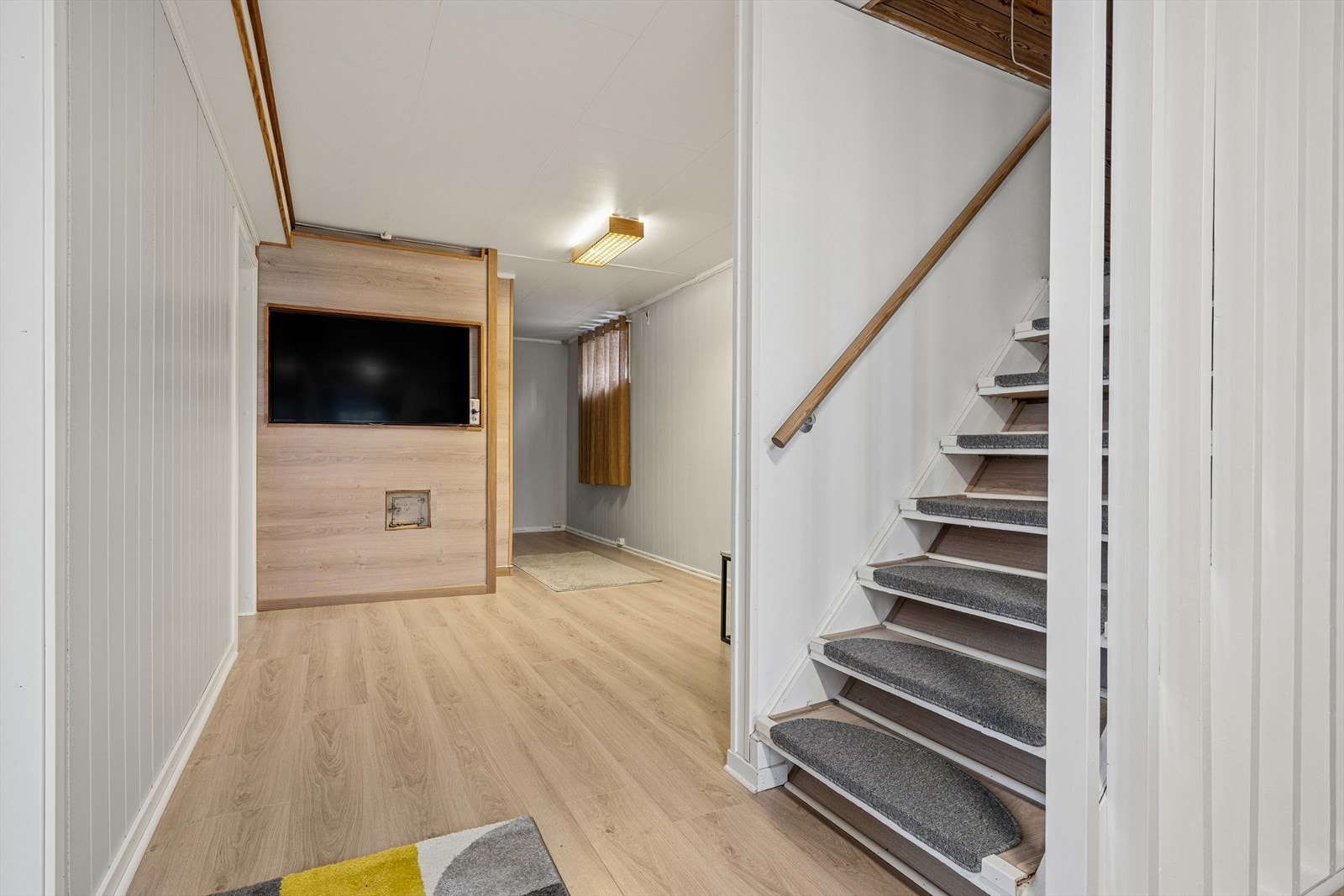 Sokkeletasje med gangparti. Galleribilde