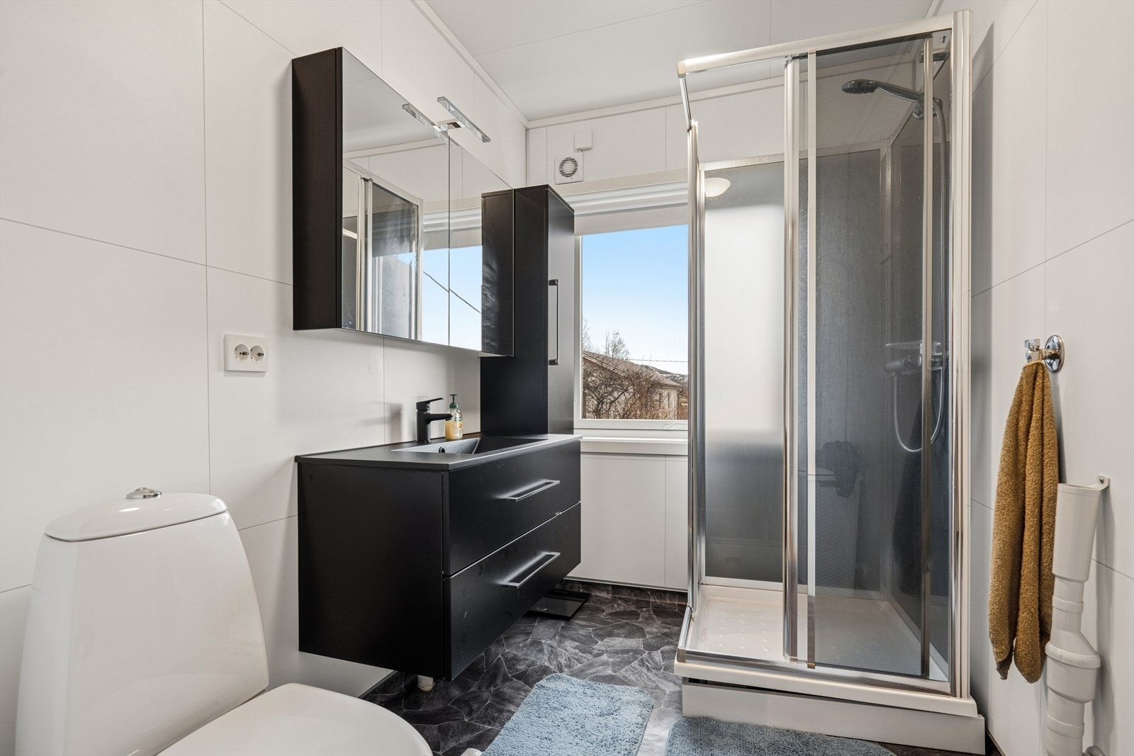 Bad i hovedetasje er boligens nyere fasilitet. Badet ble totalrenovert i 2025 av fagkyndige. Toalett, servant med skuff og dusjkabinett. Opplegg for vaskemaskin. Galleribilde