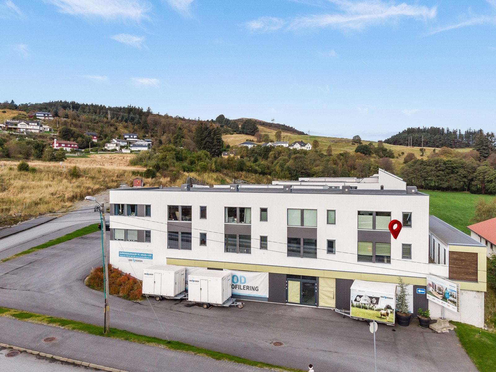 Leiligheten ligger i den nordre enden av bygget, mot Førre Kirke. Galleribilde