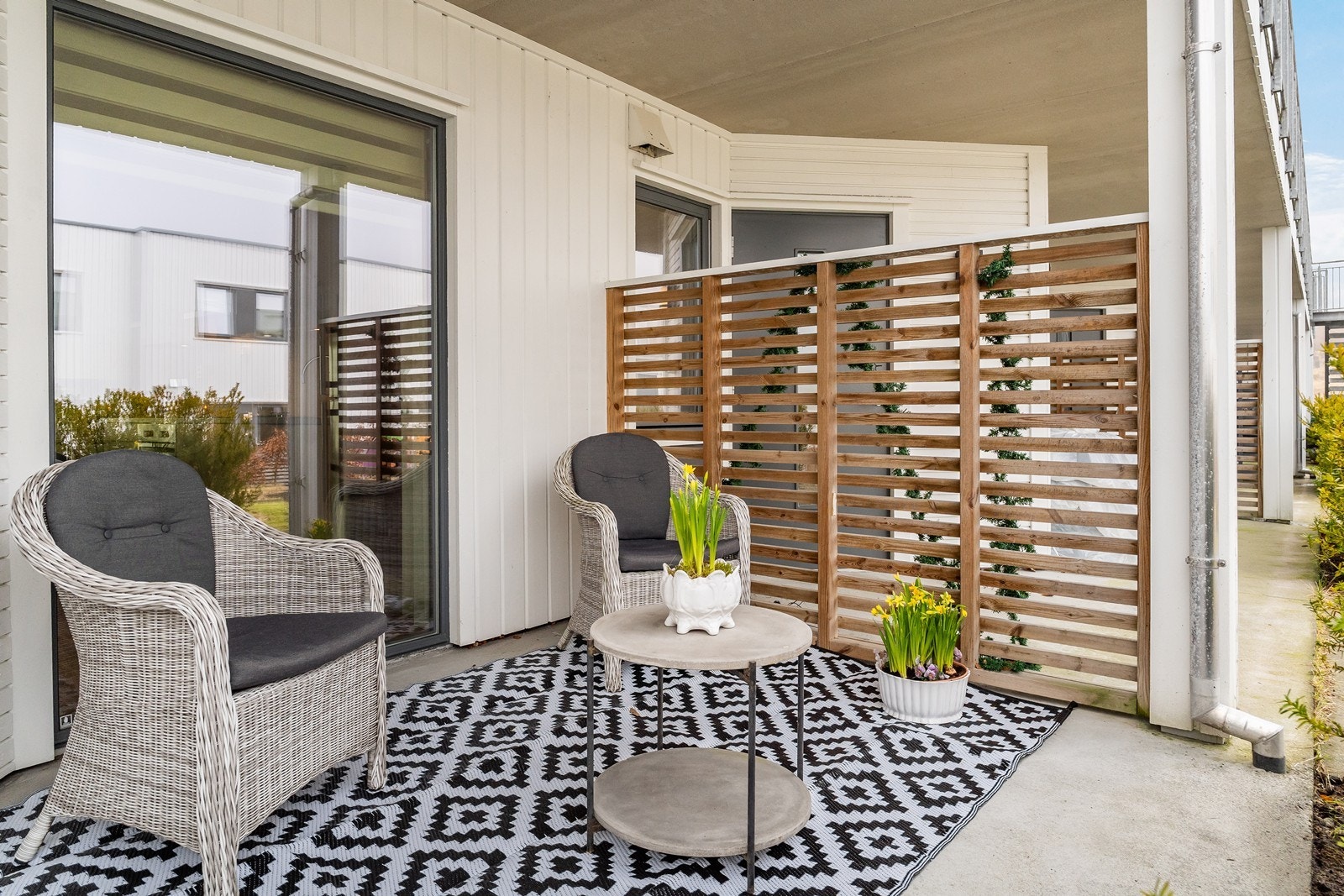 Rolig uteplass avgrenset til pent opparbeidede fellesområder. Galleribilde