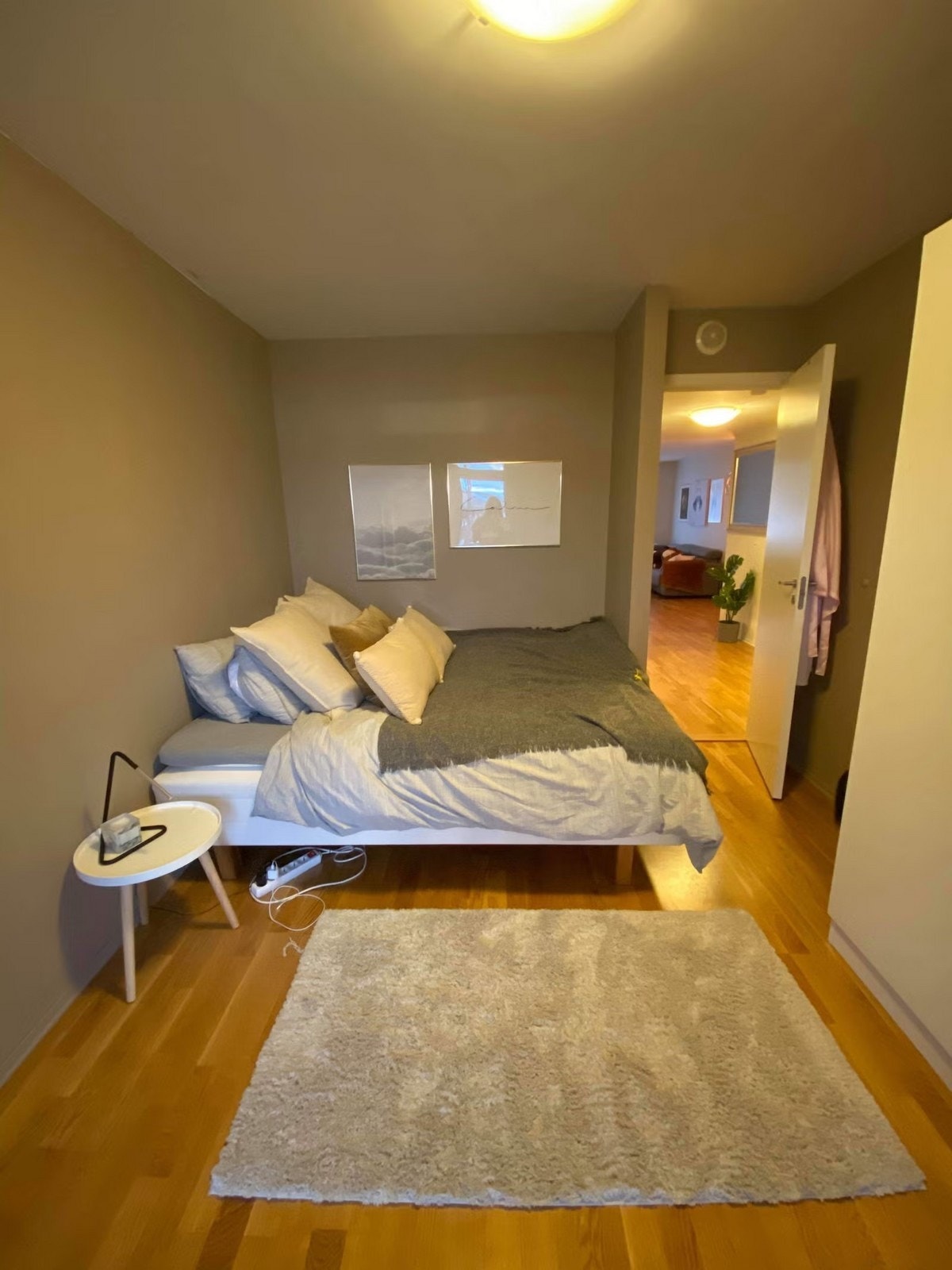 Stort soverom med plass til dobbelseng og garderobeskap. Galleribilde