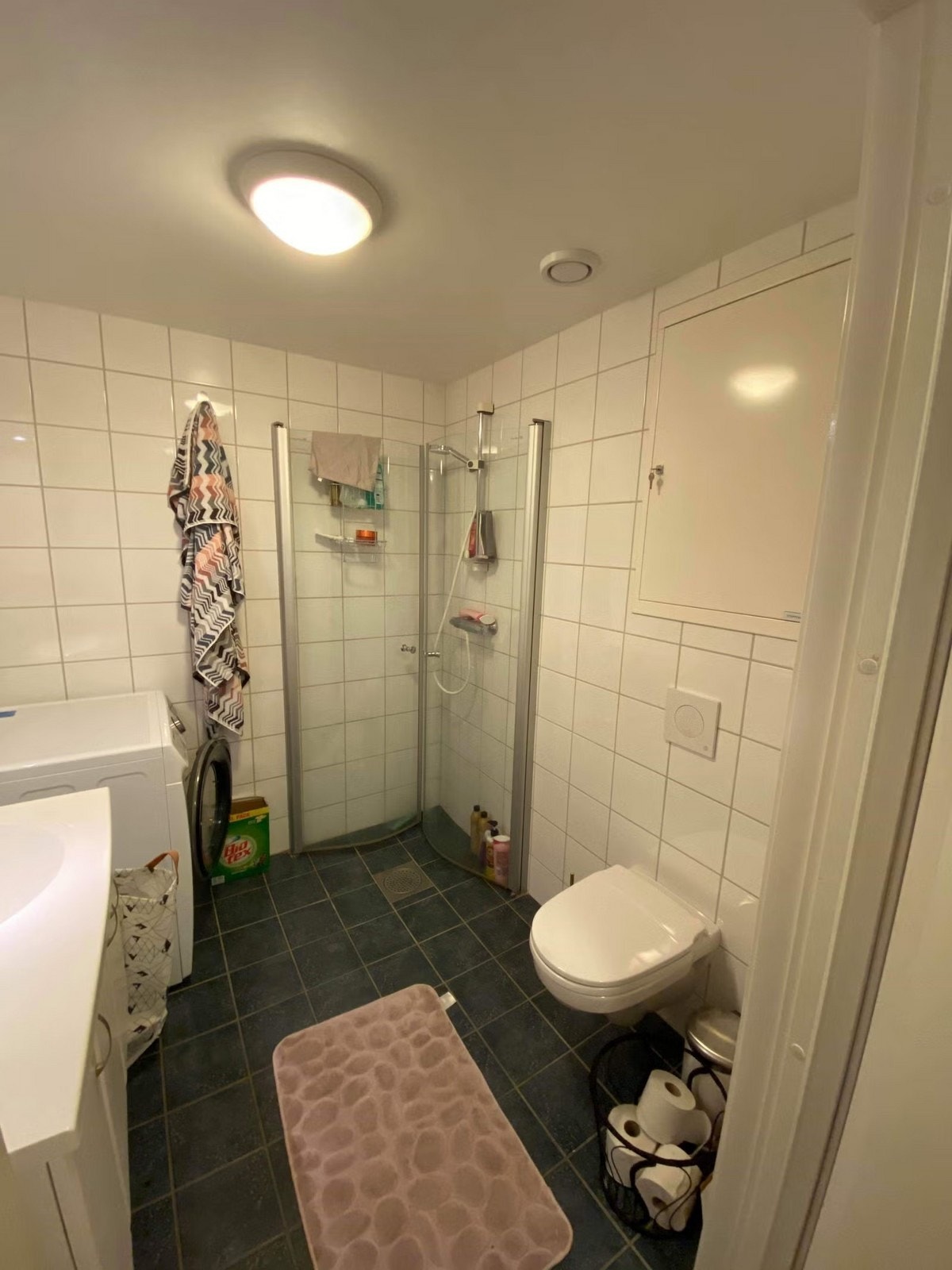 Flislagt bad med innfellbare dusjdører. Galleribilde