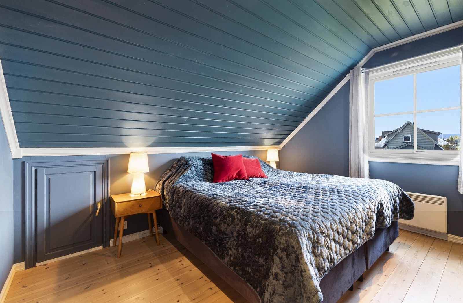 BEgge rommene er av god størrelse og har plass til dobbeltseng og garderobeløsning med tilhørende møblement. Galleribilde