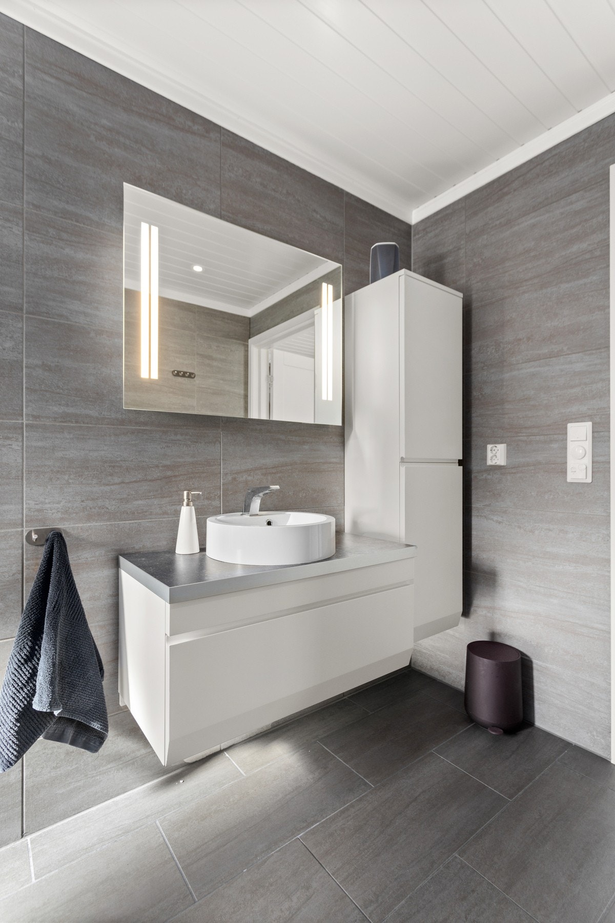 Utstyrt med servantskap, dusjnisje og WC Galleribilde