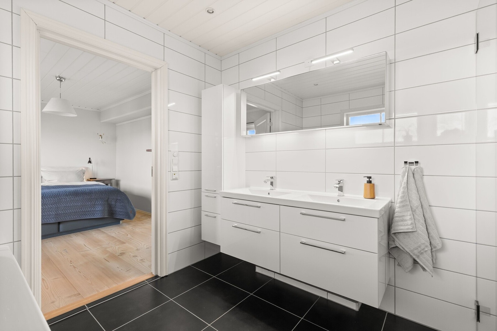 Rommet har direkte adkomst til et lekkert, flislagt bad, som gir en eksklusiv en suite-følelse og høy komfort i hverdagen. Galleribilde