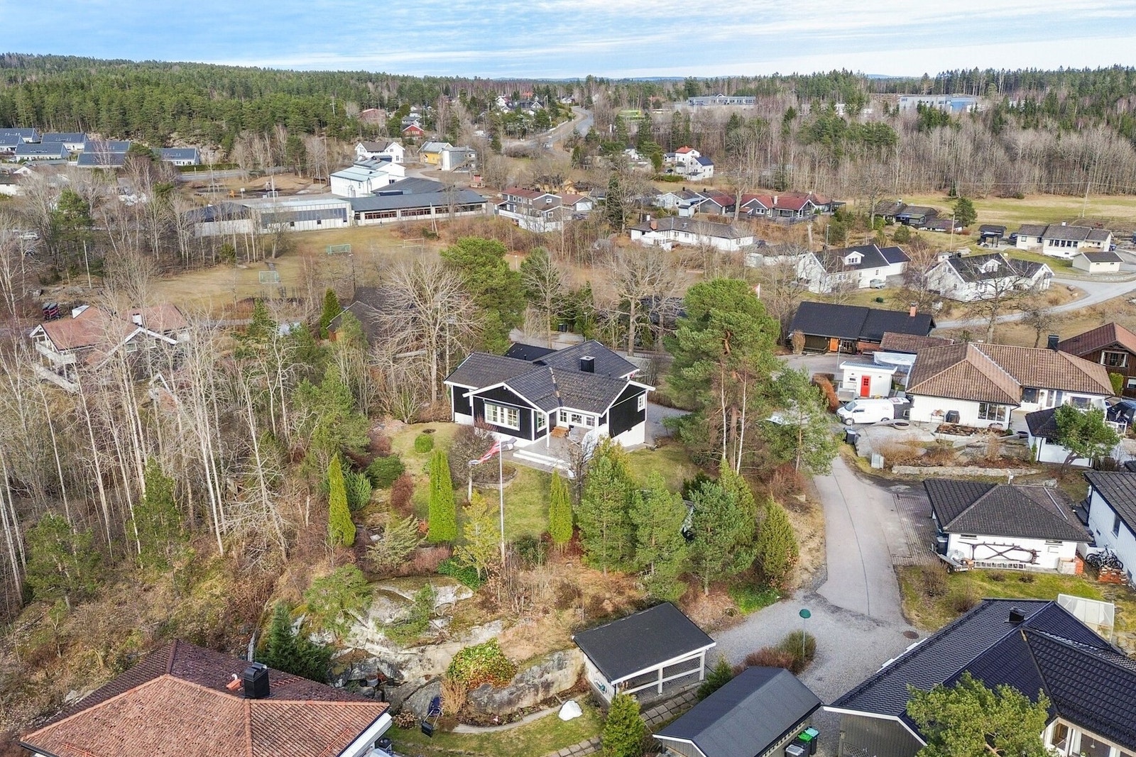 Huset ligger kun et steinkast fra barneskolen, og innen kort gangavstand til ungdomsskolen, med en meget trygg og sikker skolevei. Galleribilde