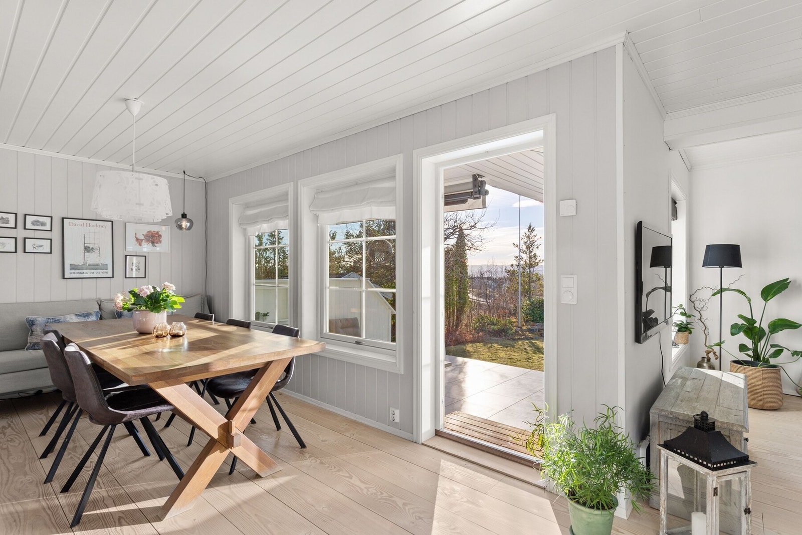 Store vindusflater slipper inn rikelig med dagslys og gir en luftig og behagelig atmosfære. Galleribilde