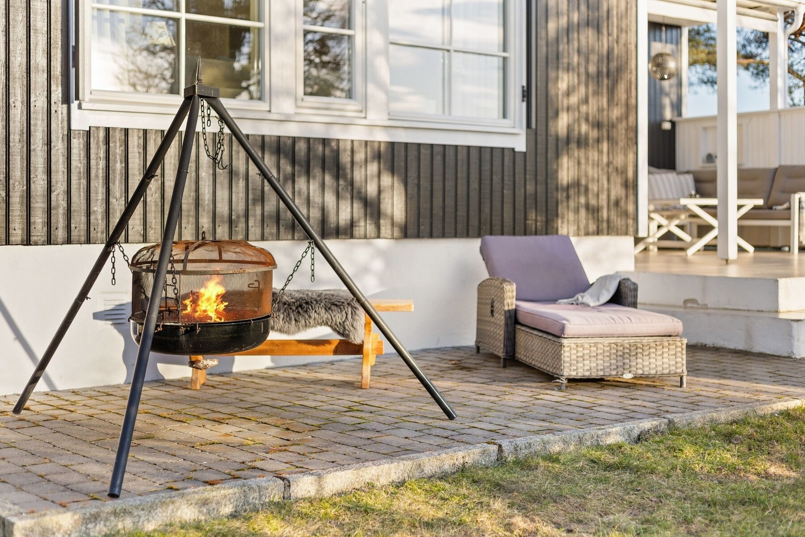 Eiendommen byr på fantastiske uteområder over 2 nivåer med flere soner for både aktivitet og avslapning. Galleribilde