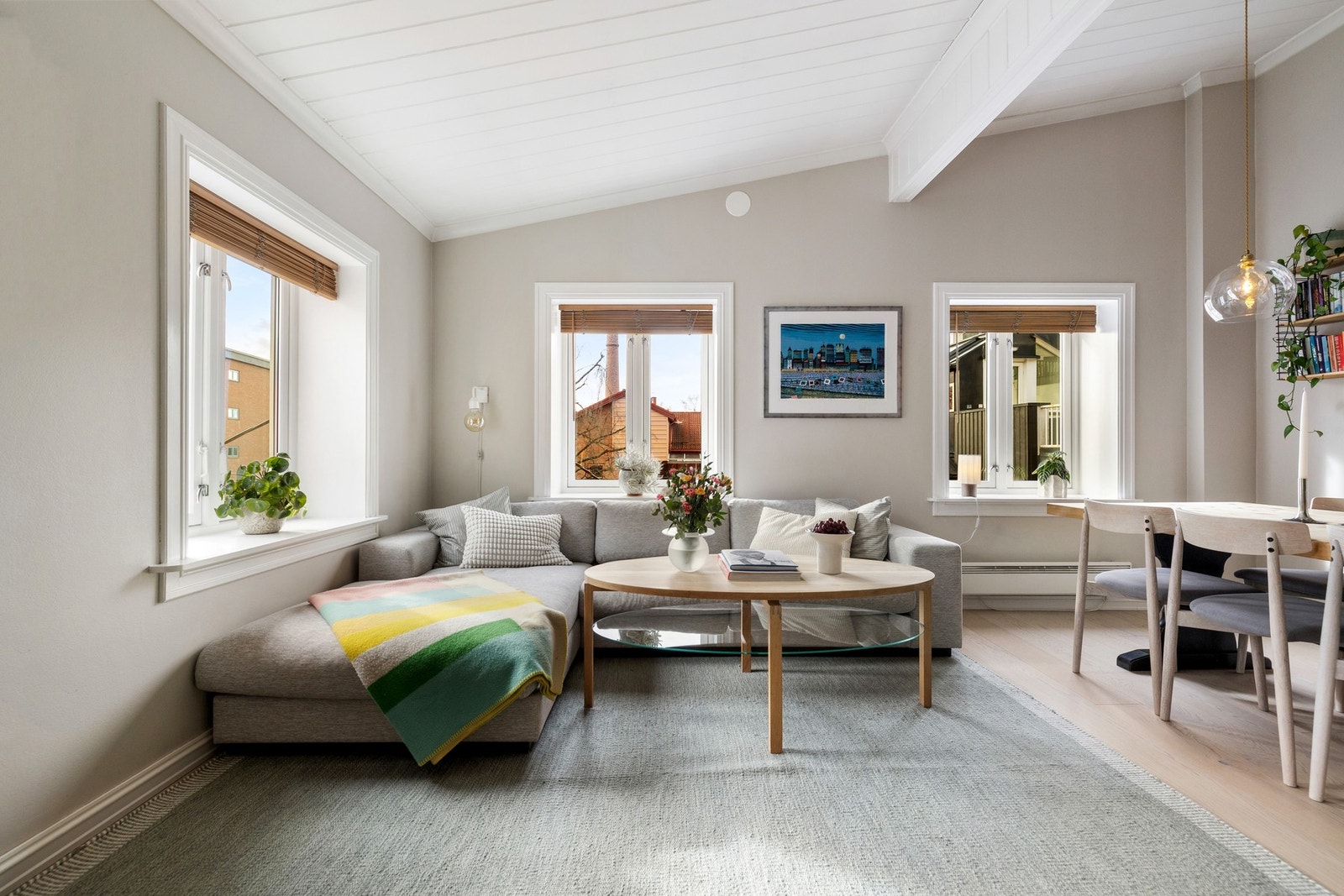 Boligen oppleves luftig med store vindusflater som slipper inn rikelig med dagslys, og gir en god romfølelse i alle oppholdsrom. Galleribilde