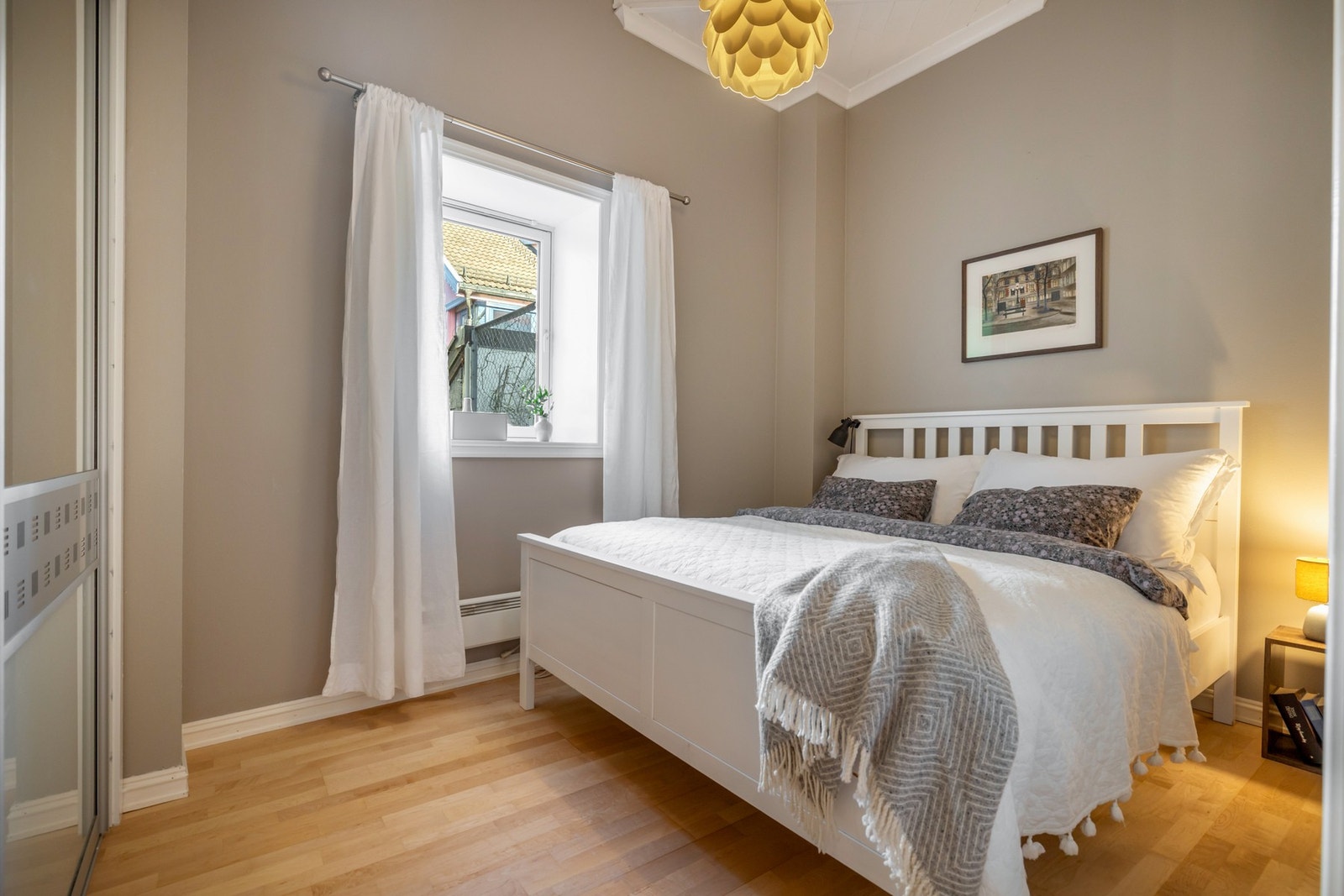 Hovedsoverommet fremstår som lyst og behagelig, med plass til dobbeltseng og tilhørende møblement. Galleribilde