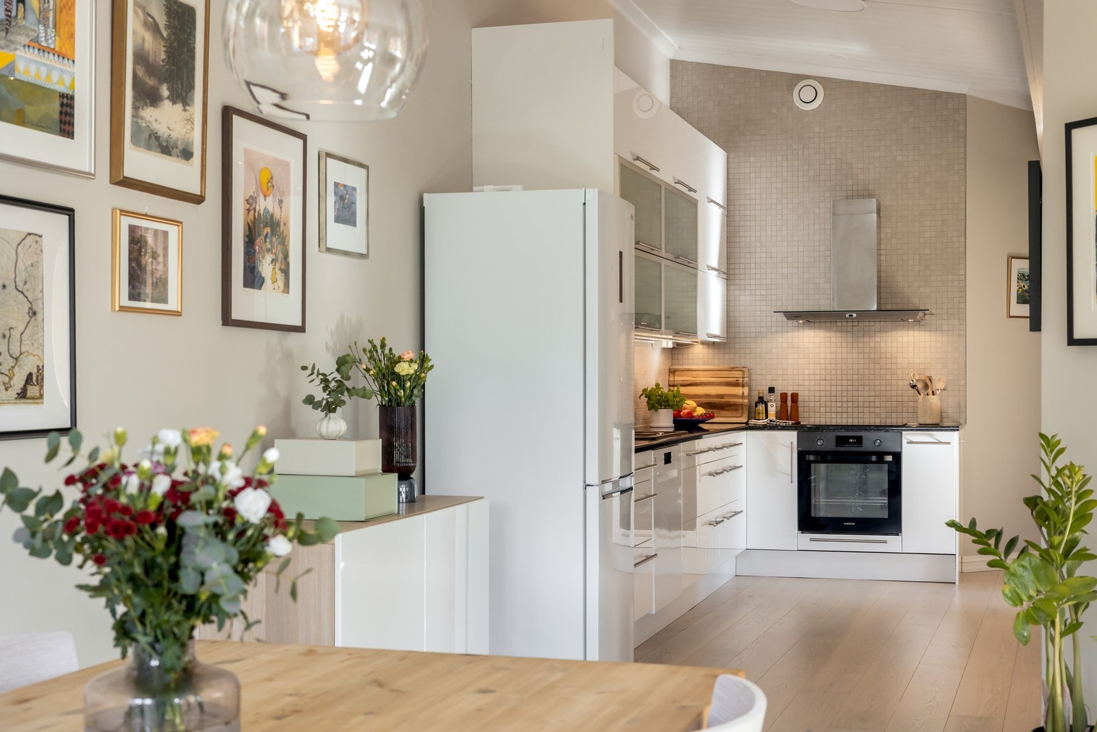 Det er åpen løsning mot kjøkkenet som skaper et sosialt allrom. Galleribilde