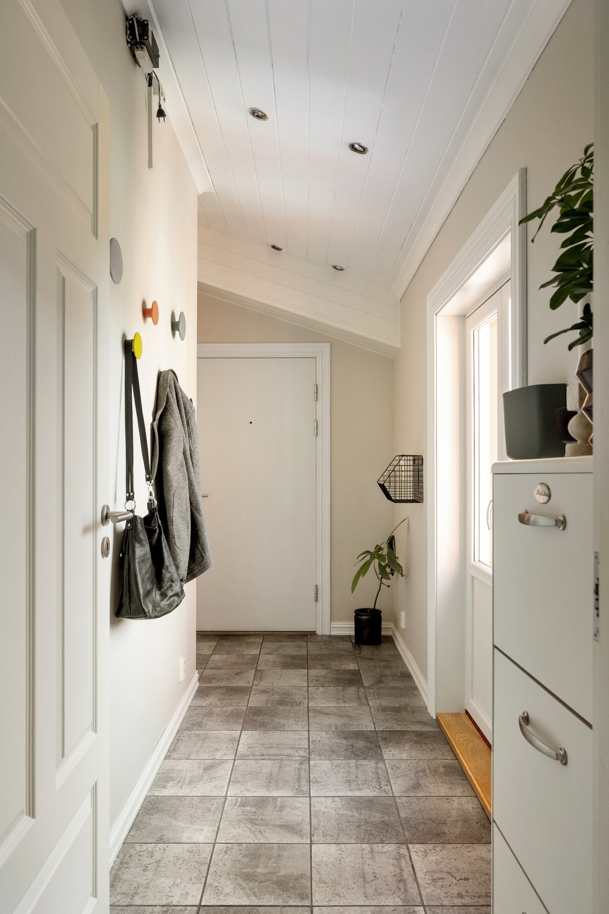Entréen er lys og innbydende med en praktisk utforming som gir et godt førsteinntrykk av boligen. Galleribilde