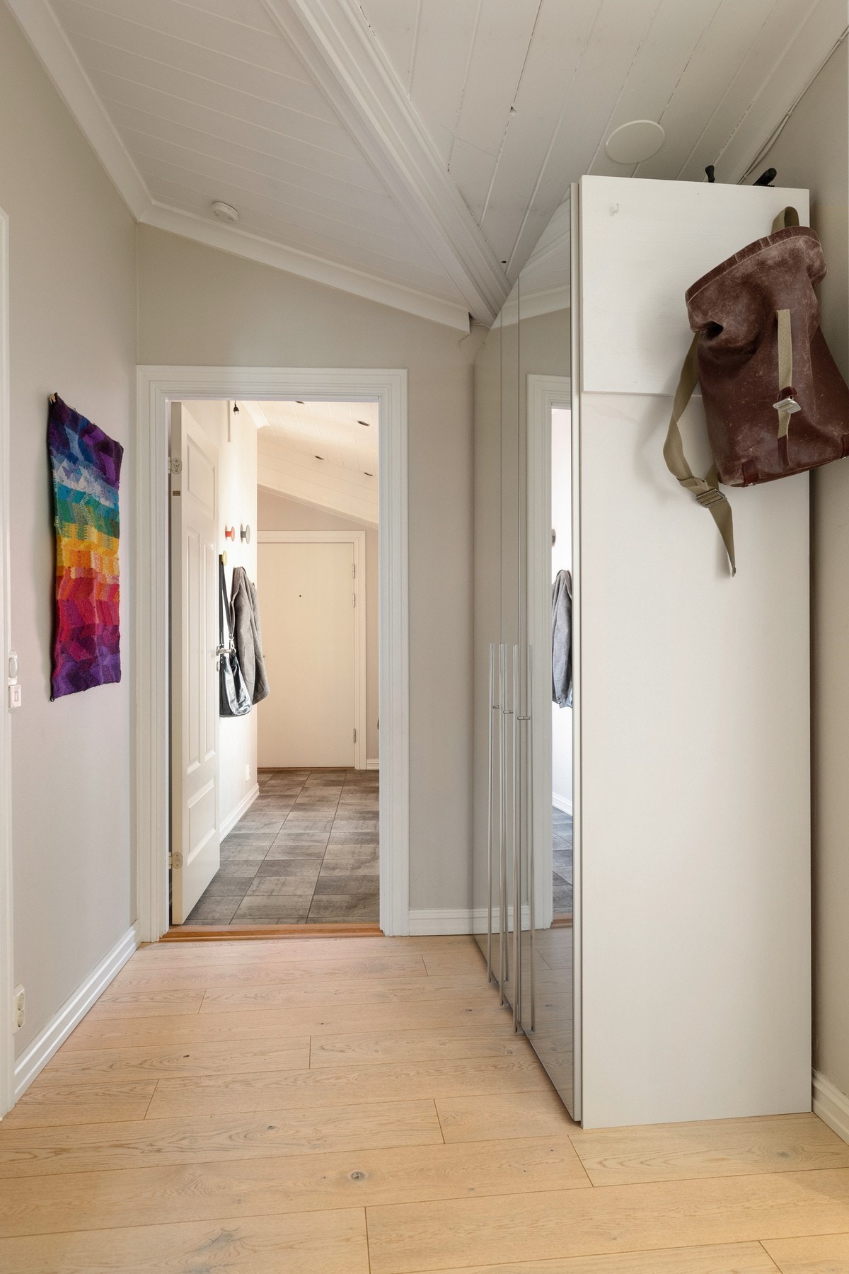 Gang med garderobeskap som gir god oppbevaringsplass. Galleribilde