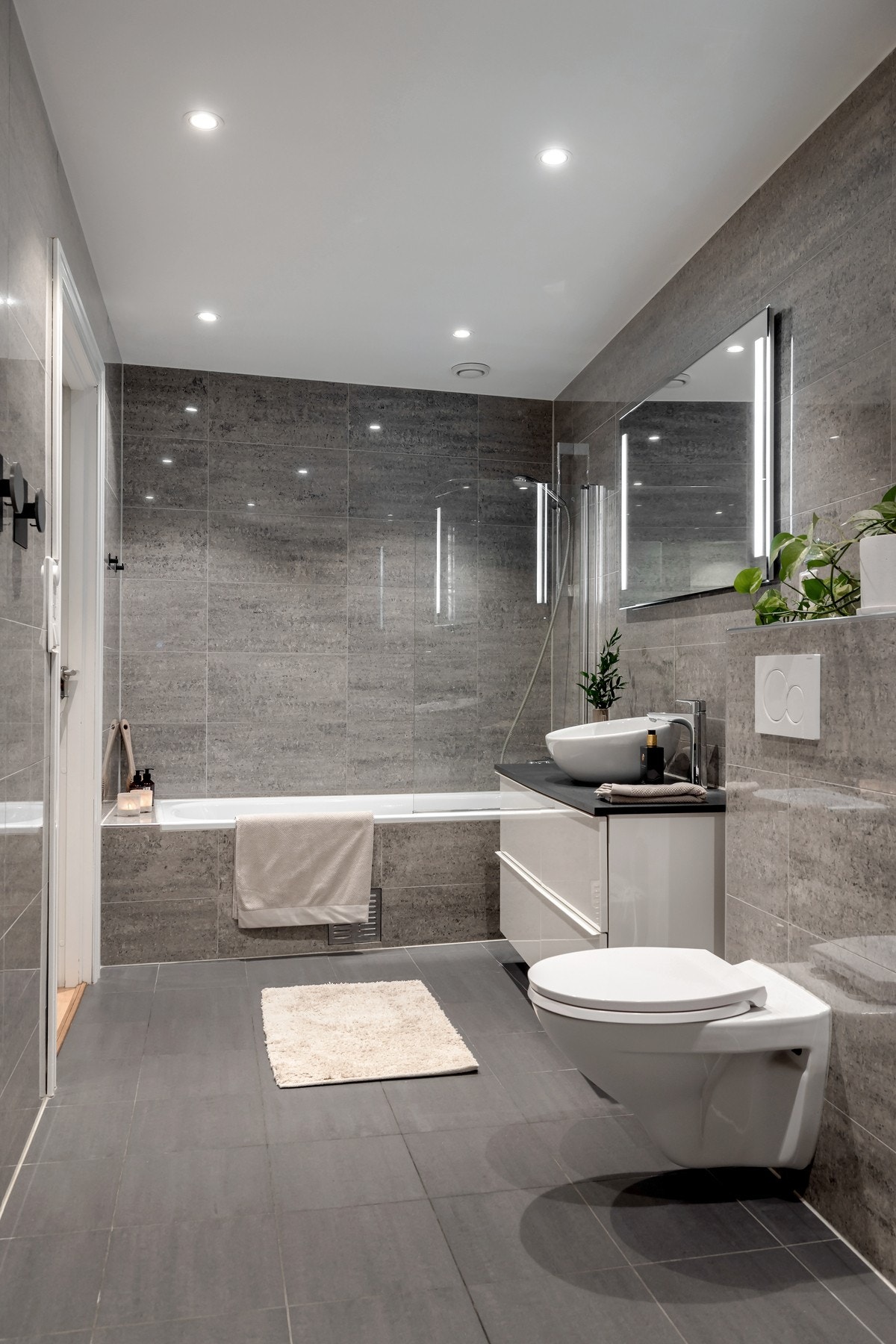 Badet ble totaloppusset i 2016 og fremstår som moderne og funksjonelt med flislagte vegger og gulv i tidsriktige fargetoner. Galleribilde