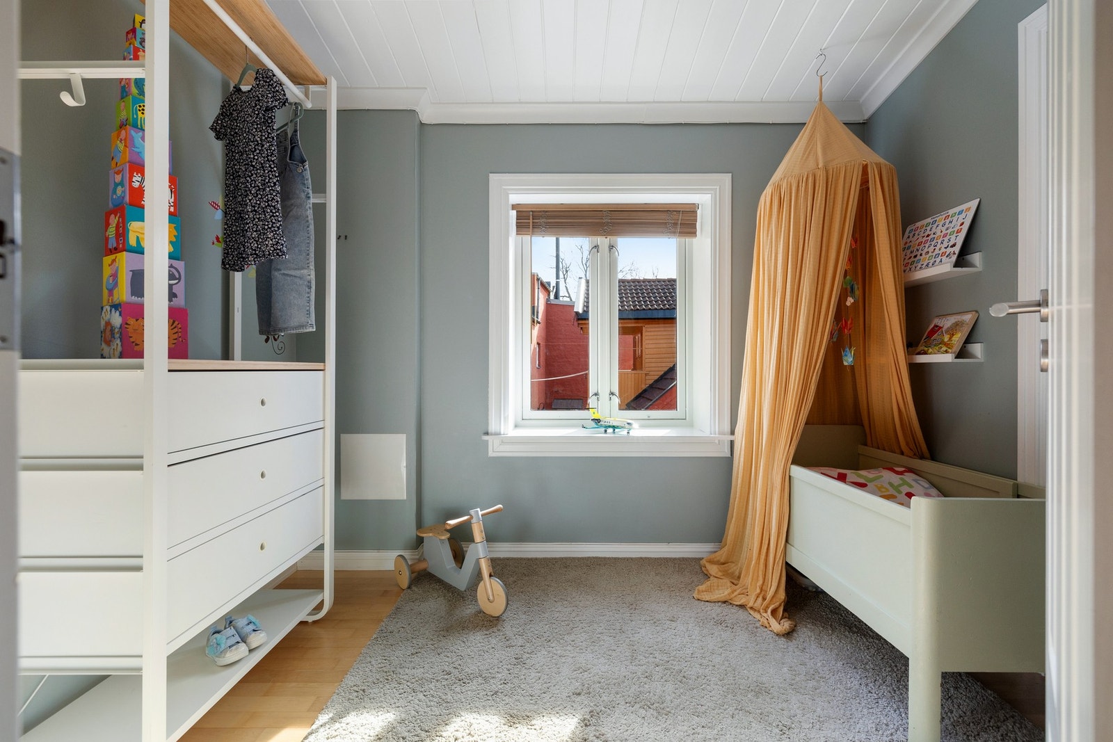 Soverom 2 har plass til seng og nødvendig møblering, og oppleves lyst med vindu som slipper inn godt med dagslys. Galleribilde