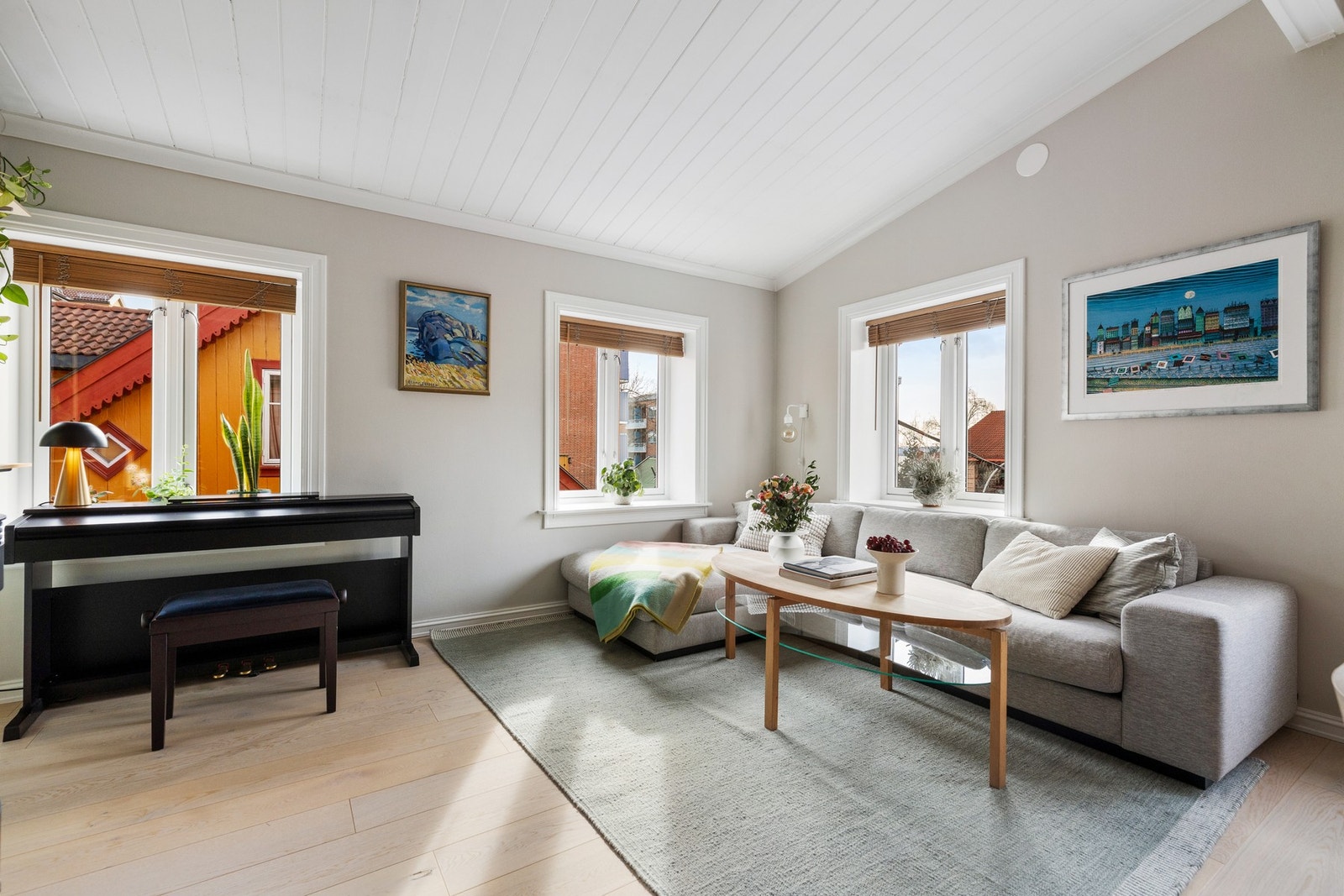 Stuen er lys og innbydende og byr på gode møbleringsmuligheter. Galleribilde