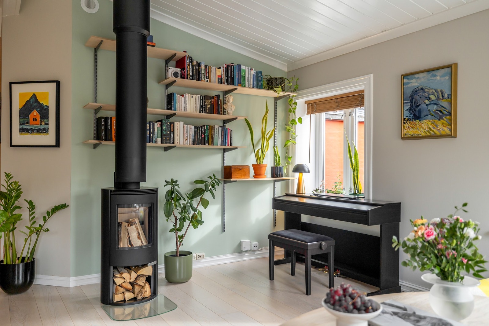 De store vindusflatene slipper inn rikelig med dagslys og gir rommet en luftig og behagelig atmosfære. Galleribilde