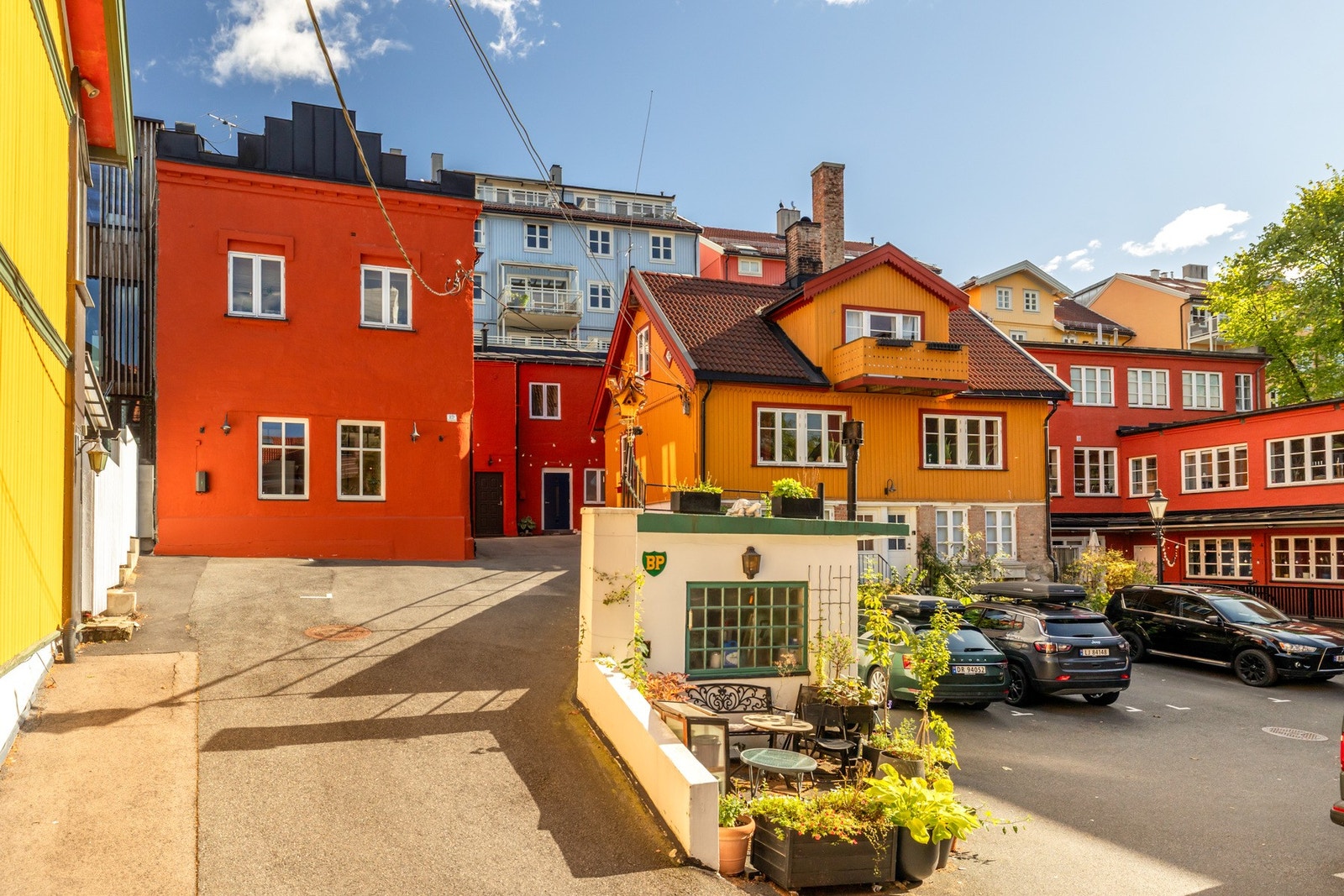 Eiendommen har en svært attraktiv beliggenhet på Kampen, tilbaketrukket i et rolig og etablert boligområde. Galleribilde