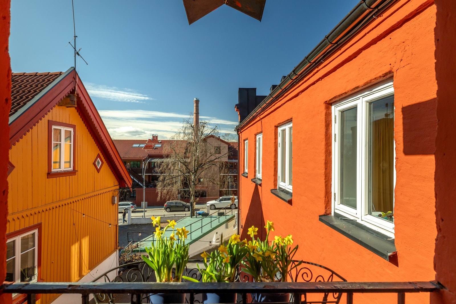 Her får du en leilighet beliggende midt i et av Oslos mest sjarmerende nabolag på Kampen, kjent for sitt hyggelige nærmiljø, småhusbebyggelse og koselige atmosfære. Galleribilde