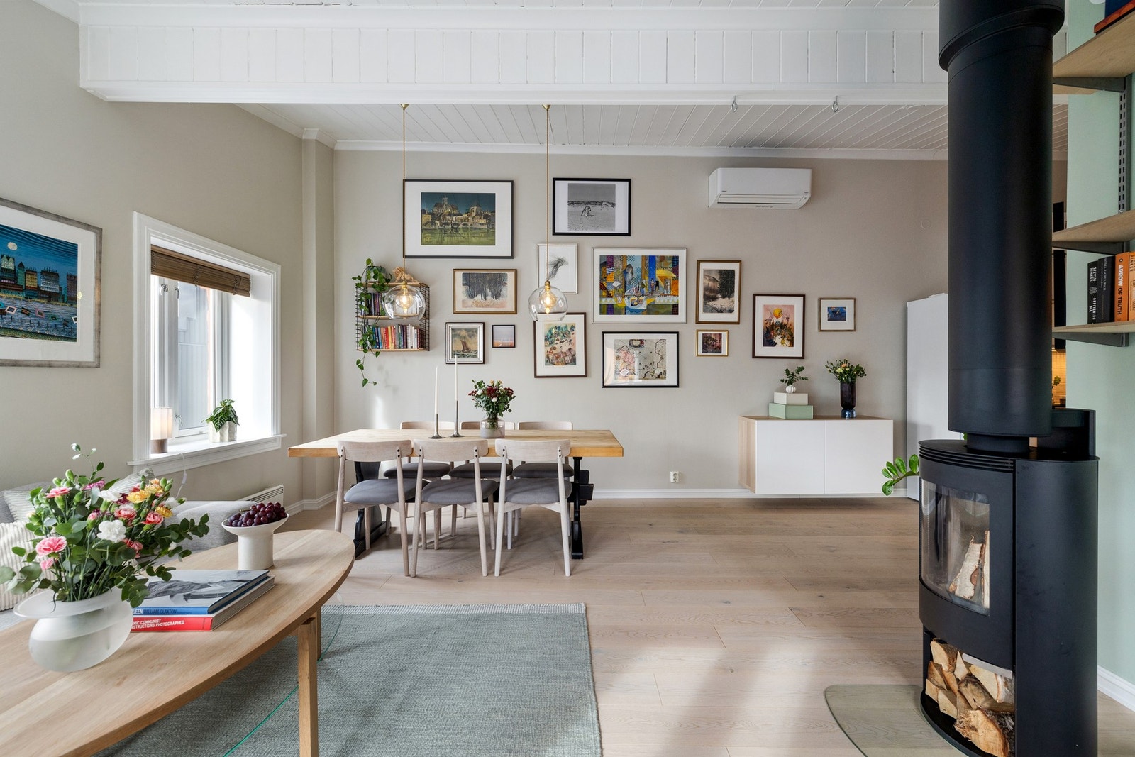 Peisovn med stålpipe gir både varme og et hyggelig samlingspunkt i rommet. Galleribilde