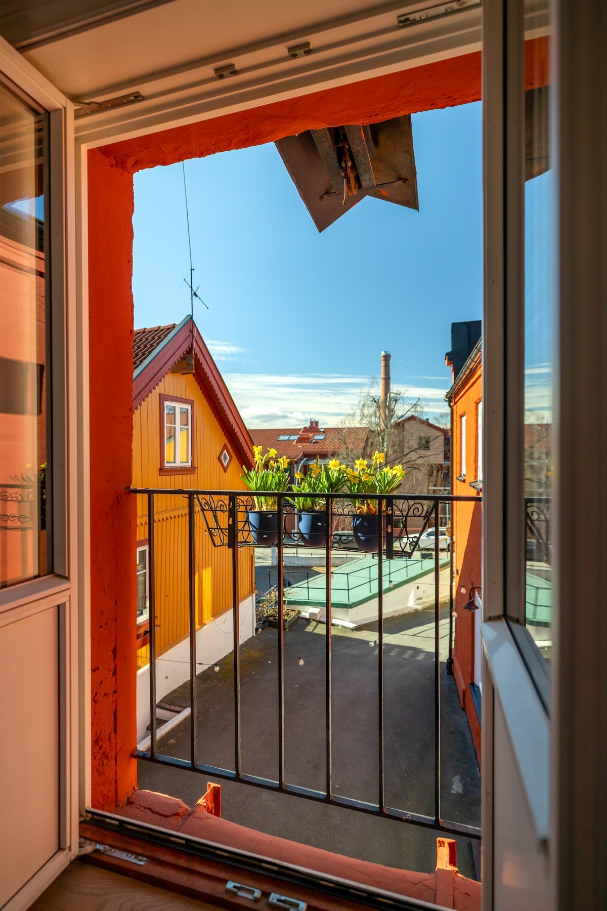 Hyggelig utsikt fra den franske balkongen i entréen. Galleribilde