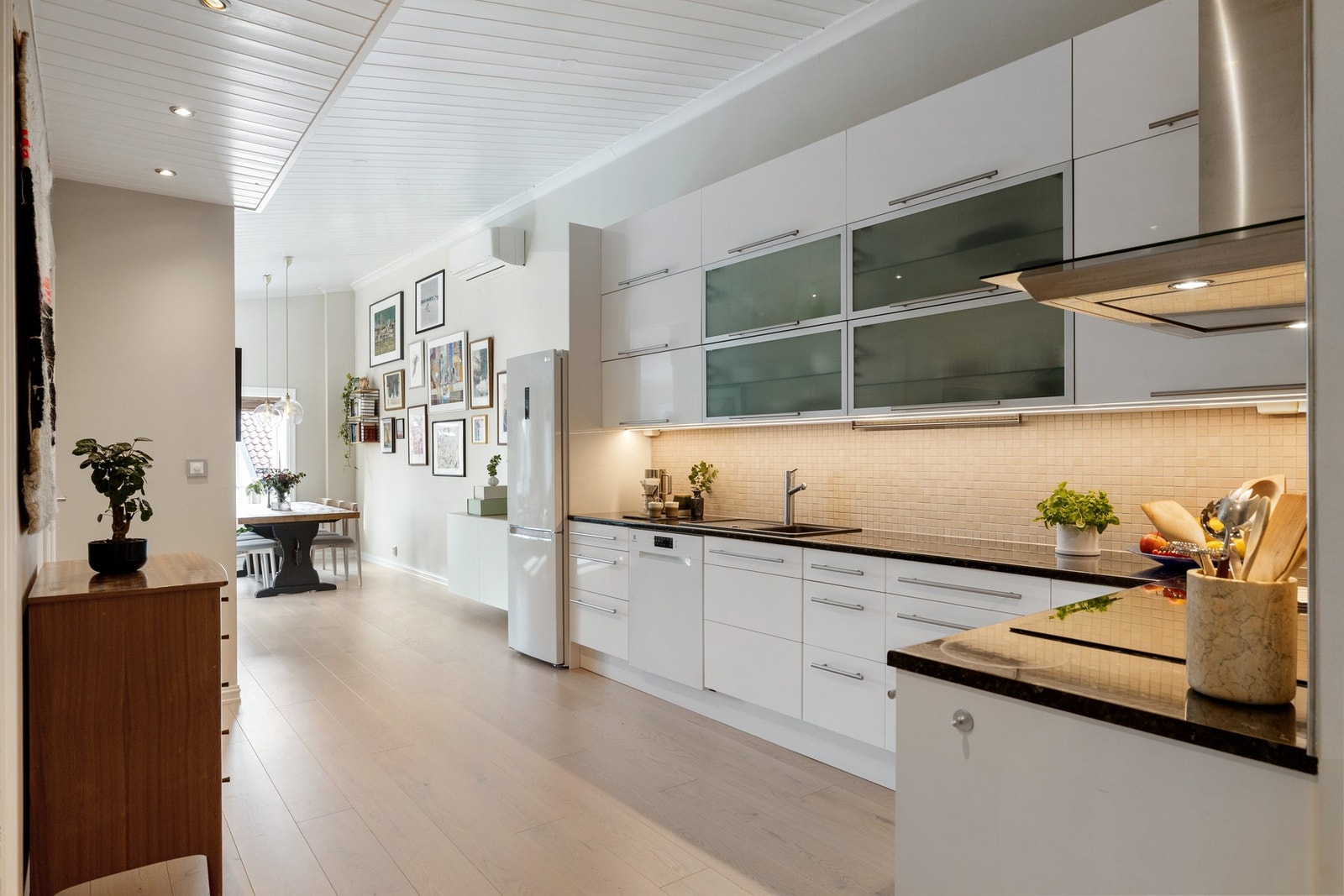 Innredningen har glatte, hvite fronter med stålgrep, som gir et tidløst og ryddig uttrykk. Galleribilde