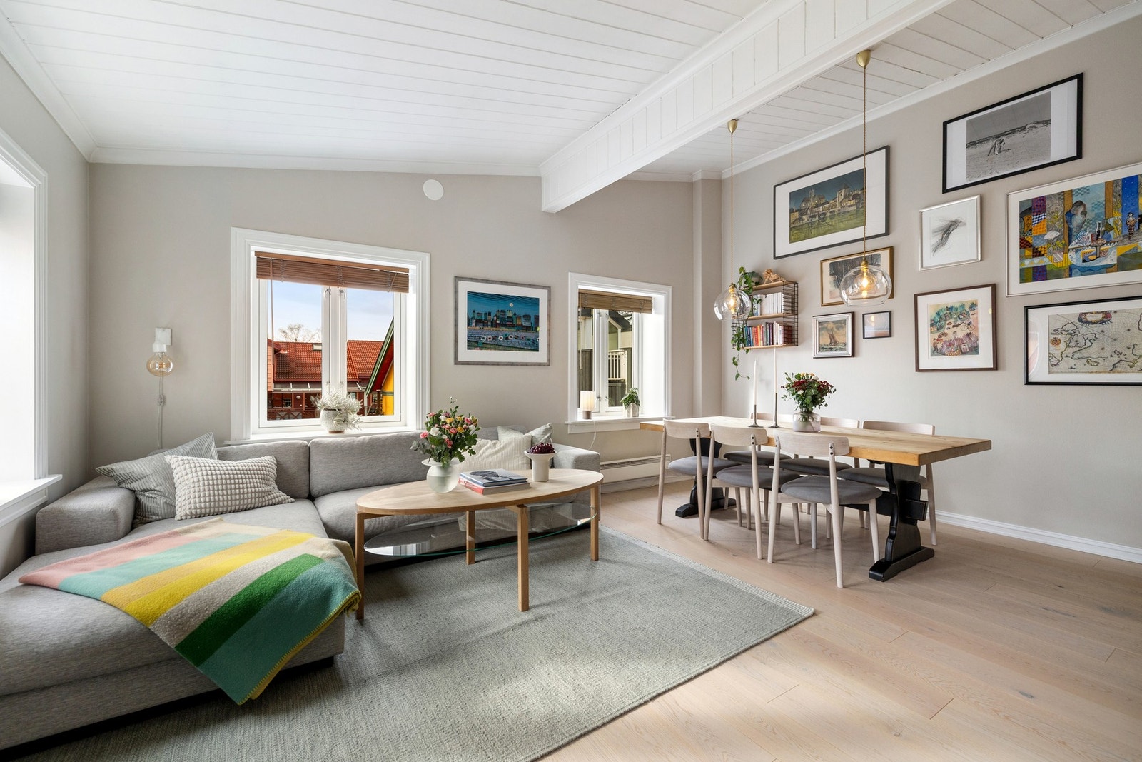 Her har vi gleden av å presentere en lys og romslig 4-roms leilighet med god takhøyde og en gjennomtenkt planløsning. Galleribilde