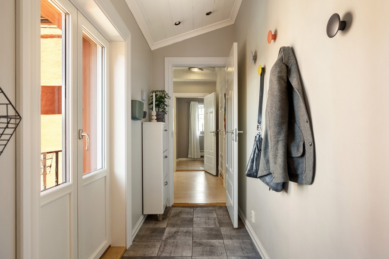 Gulvet er flislagt med varmekabler. Entréen har utgang til en fransk balkong som slipper inn rikelig med dagslys og gir en luftig romfølelse. Galleribilde