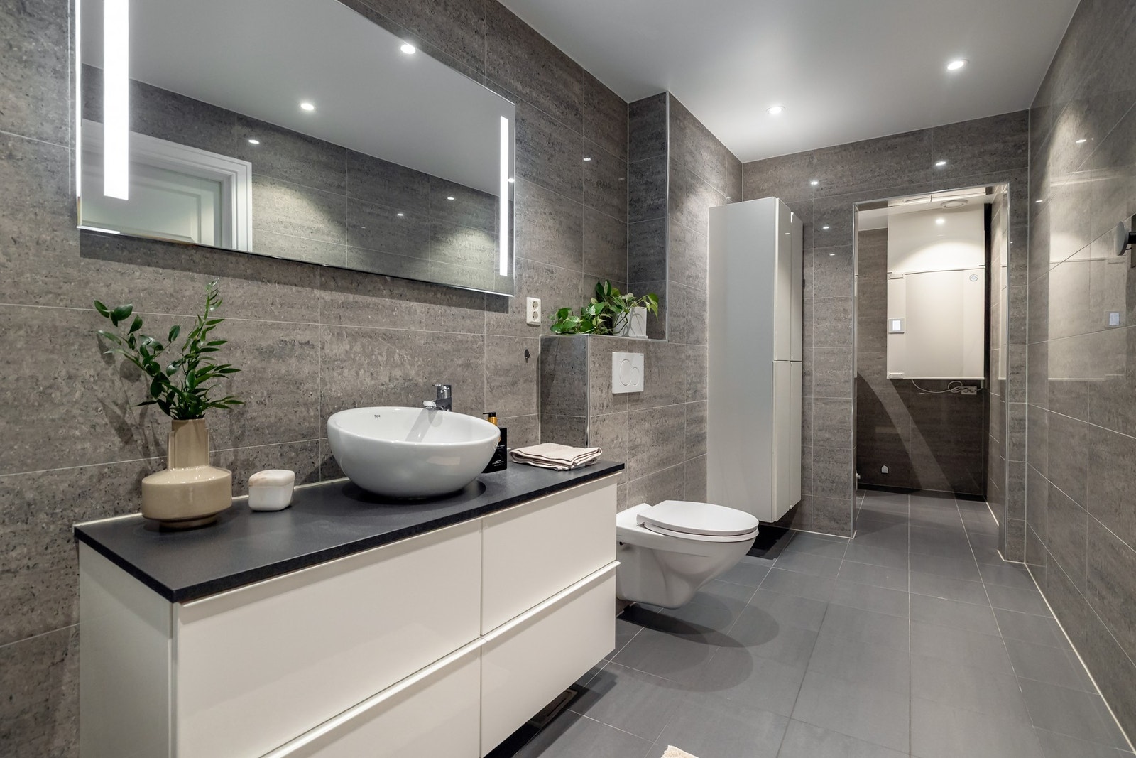 Store speilflater og god belysning bidrar til en behagelig romfølelse. Galleribilde