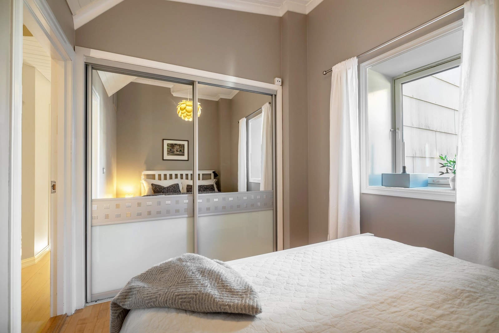 Rommet har garderobeløsning med skyvedører og speilfronter som gir gode oppbevaringsmuligheter. Galleribilde