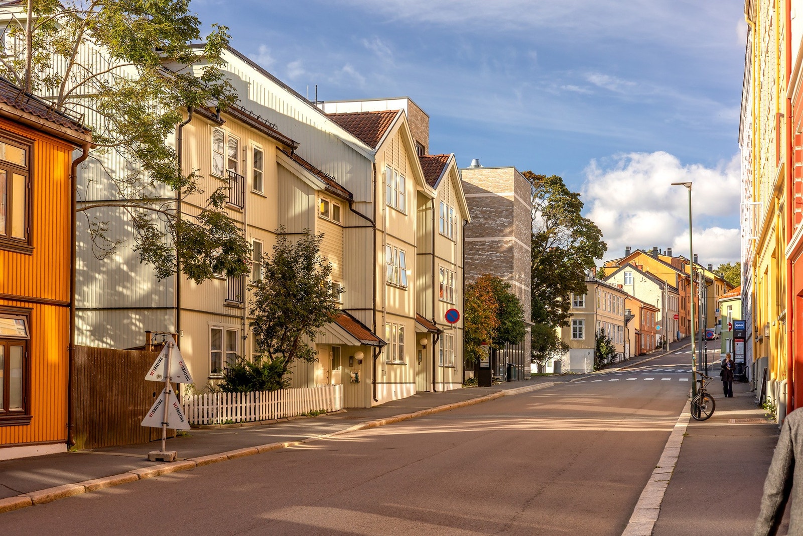 Selve nærområdet har en rolig, nesten småbyaktig atmosfære. Galleribilde