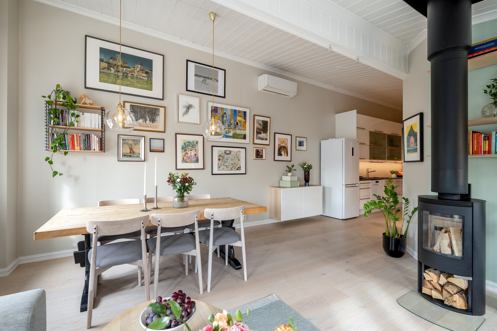 Det er god plass til både sofagruppe og spisebord, med en naturlig inndeling mellom sonene. Galleribilde