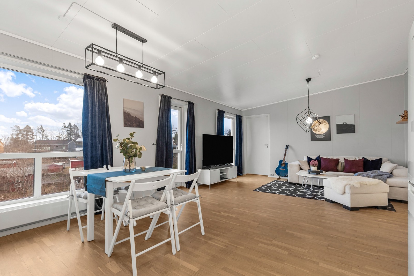 Stuen er lys og romslig med store vindusflater som slipper inn rikelig med naturlig lys Galleribilde