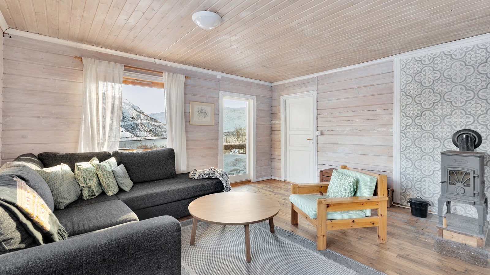 Stuen har vedfyring og utgang til terrasse. Galleribilde