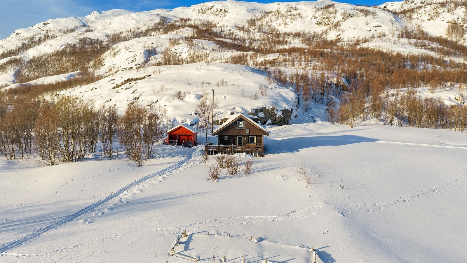 Hyttedrøm? Her får du ei koselig, velholdt hytte med stort uteområde. Galleribilde