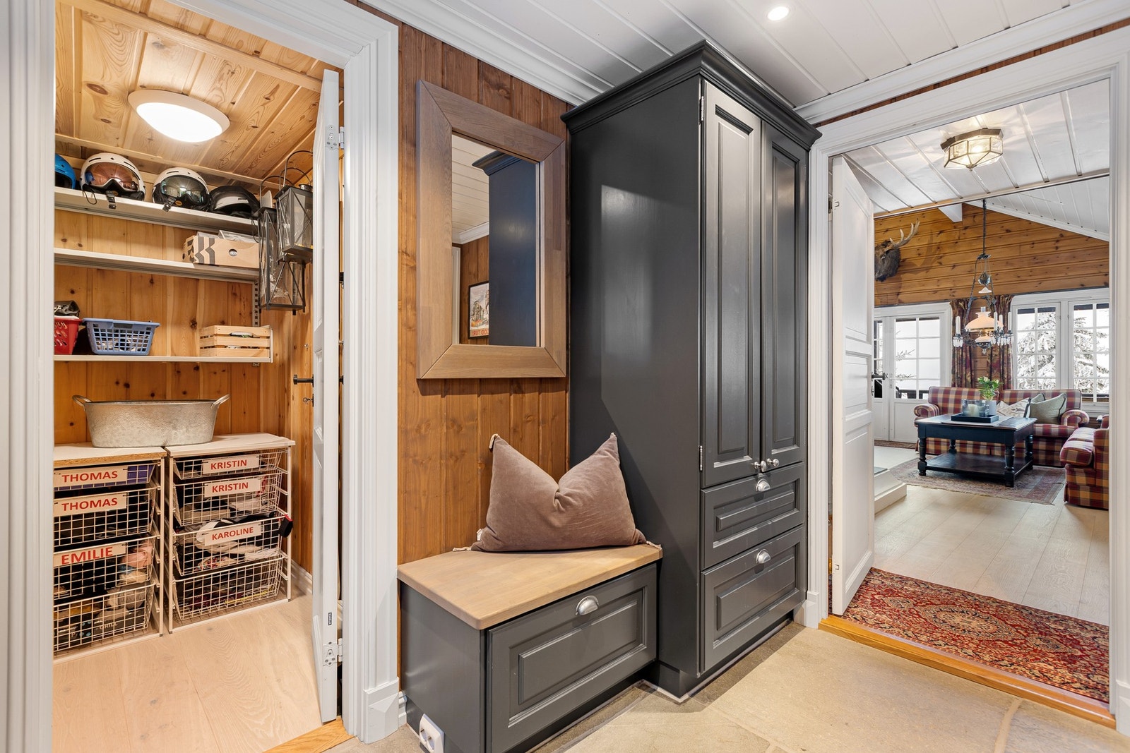 Romslig entré med adkomst til to garderober. Galleribilde